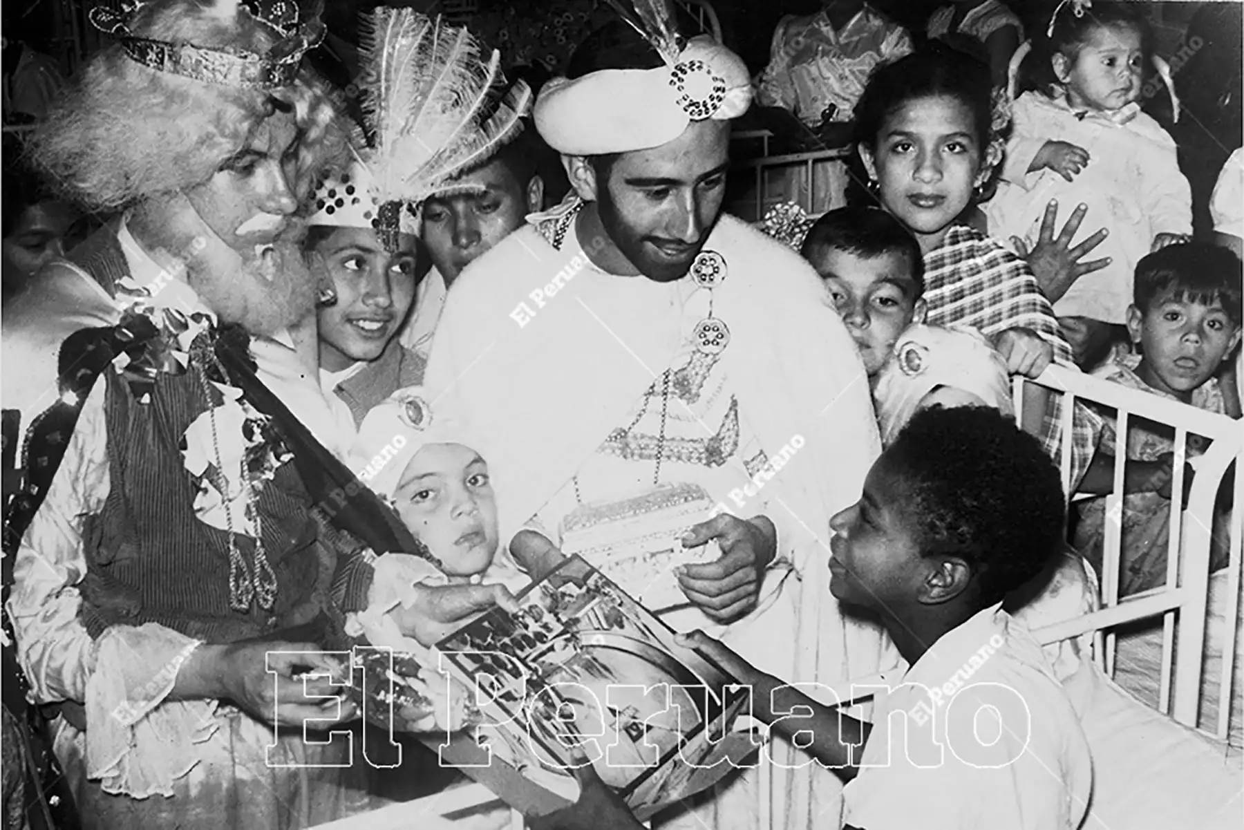 Lima - 6 enero 1953 / Los Reyes Magos visitan y entregan juguetes a niños del Hogar Clínica  San Juan de Dios. 
Foto: ANDINA/Archivo Histórico de El Peruano