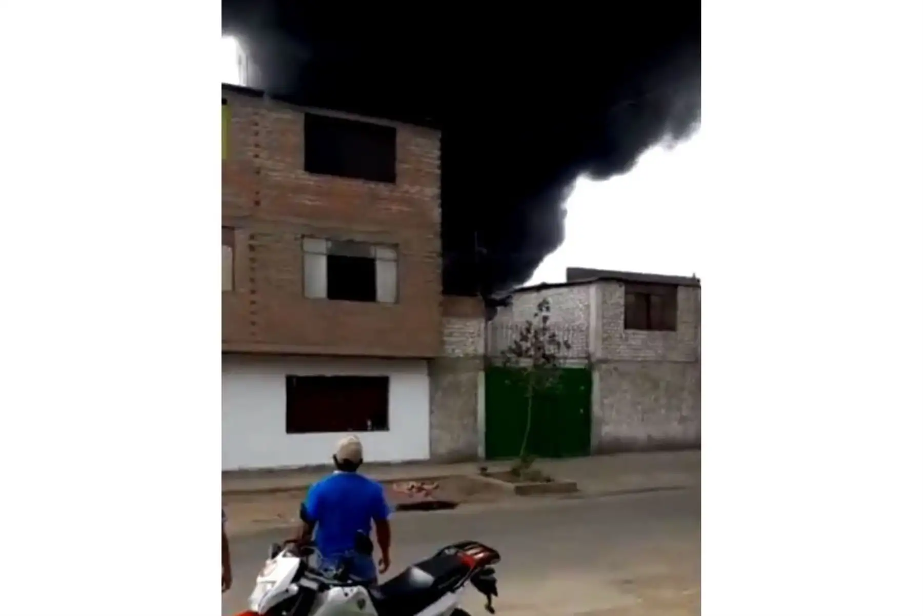 Esta tarde se reportó un incendio en un depósito de automóviles en el distrito de Ate. Captura TV