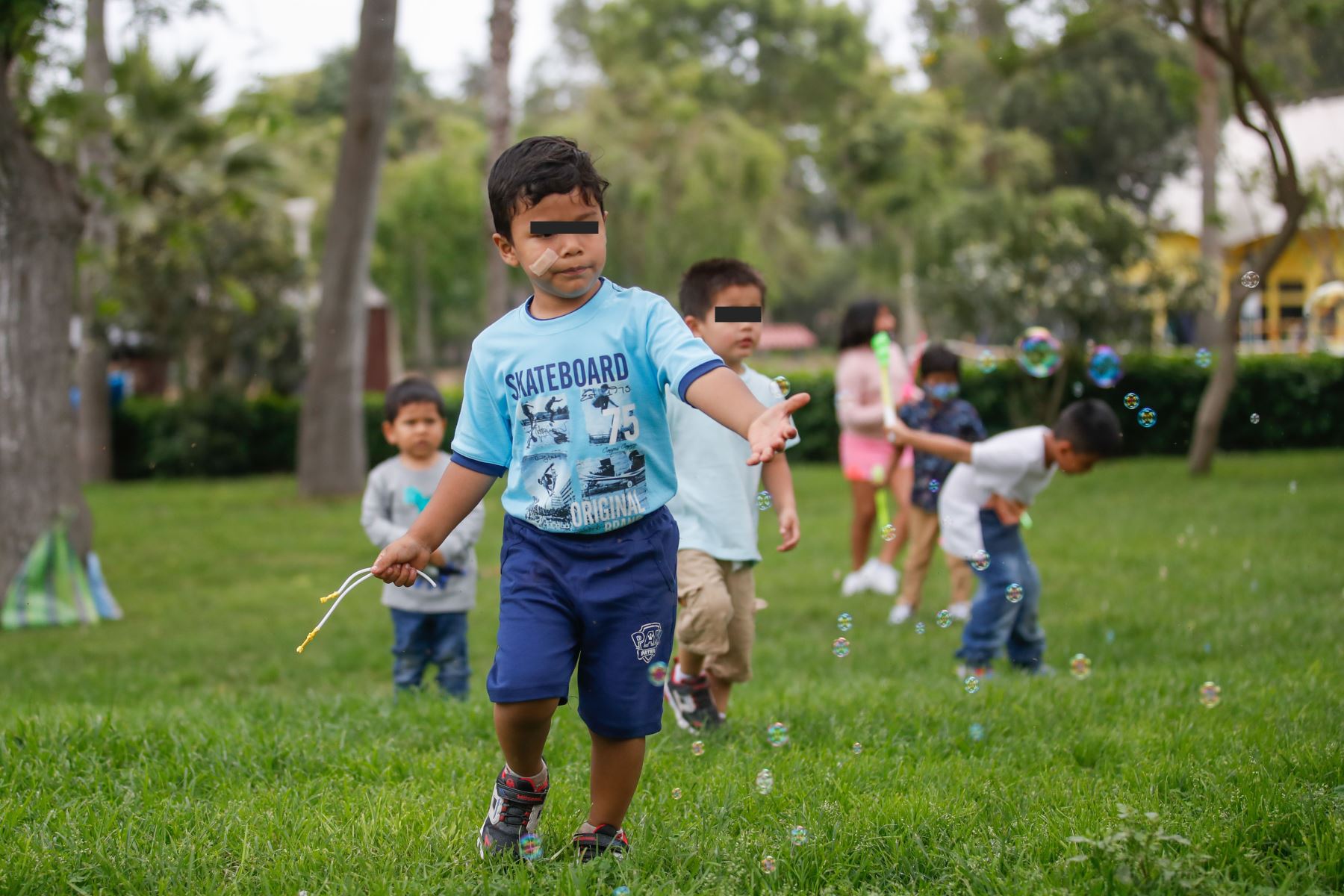 Hoy 25 de diciembre, los niños y niñas gozaron de espacios abiertos y al aire libre en los parques zonales para desplegar su imaginación. ANDINA/Juan Carlos Guzmán