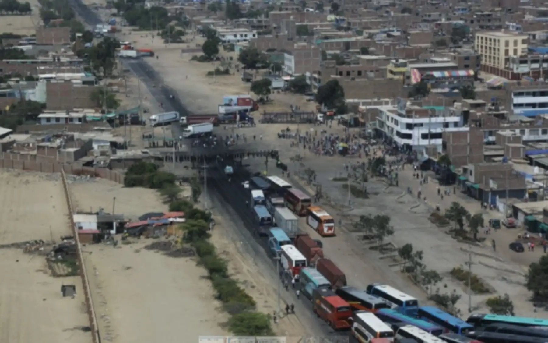 La Policía Nacional capturó a ocho personas que presuntamente estaban aprovechando el bloqueo de las carreteras en la provincia de Virú, región La Libertad, por el paro agrario, para extorsionar y cobrar cupos a los conductores de los vehículos para poder transitar.