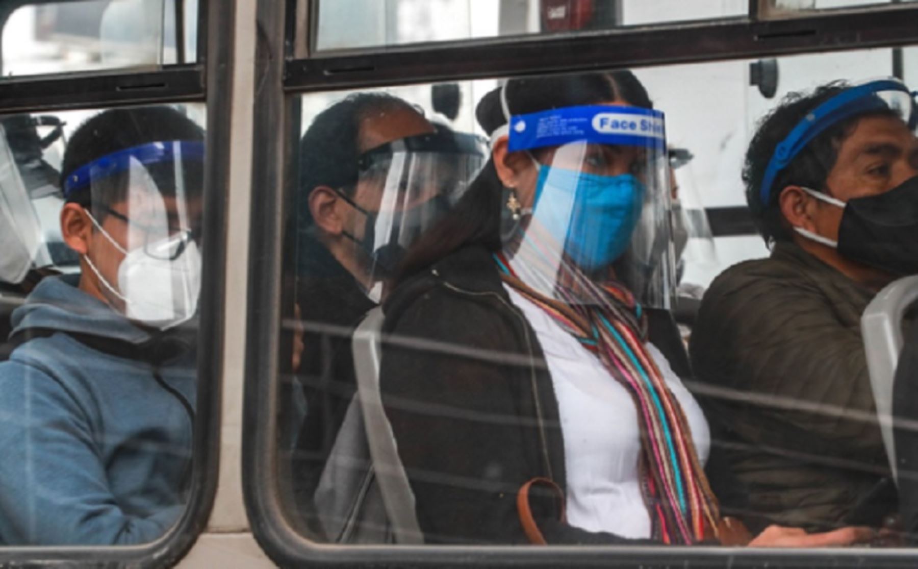 La Contraloría General de la República alertó que tres municipalidades provinciales de las regiones Áncash, Cajamarca y La Libertad no entregan de manera oportuna los escudos faciales a los usuarios del servicio de transporte urbano terrestre. ANDINA/Difusión