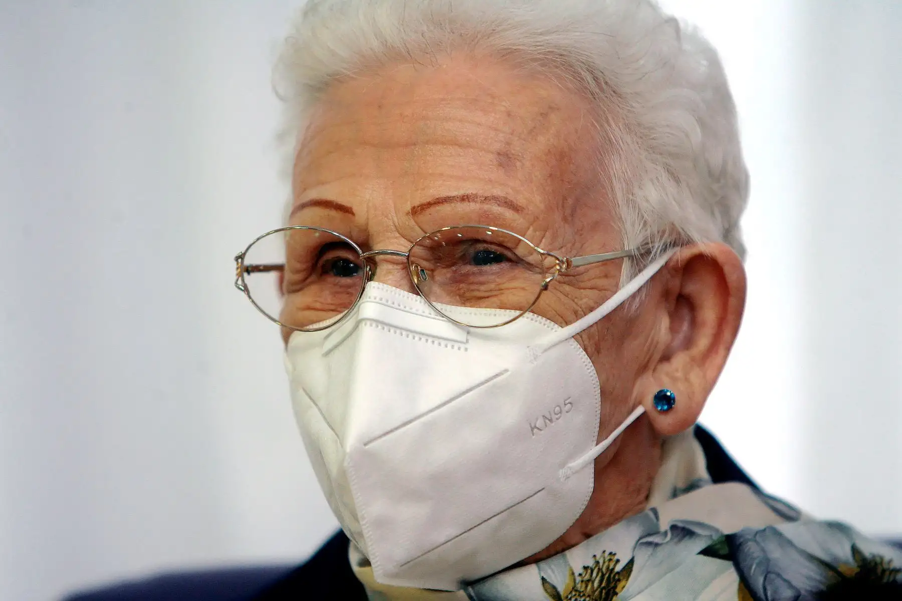 Araceli Hidalgo, de 96 años, residente del asilo de ancianos Los Olmos, posa tras recibir una primera dosis de la vacuna Pfizer-BioNTech Covid-19, convirtiéndose en la primera persona vacunada contra el coronavirus en España. Foto: AFP