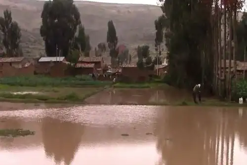 Anoche el caudal del afluente que cruza el distrito de Acolla aumentó peligrosamente y generó un embalse a la altura del puente Leoncio Prado y por consiguiente la inundación de los predios circundantes.