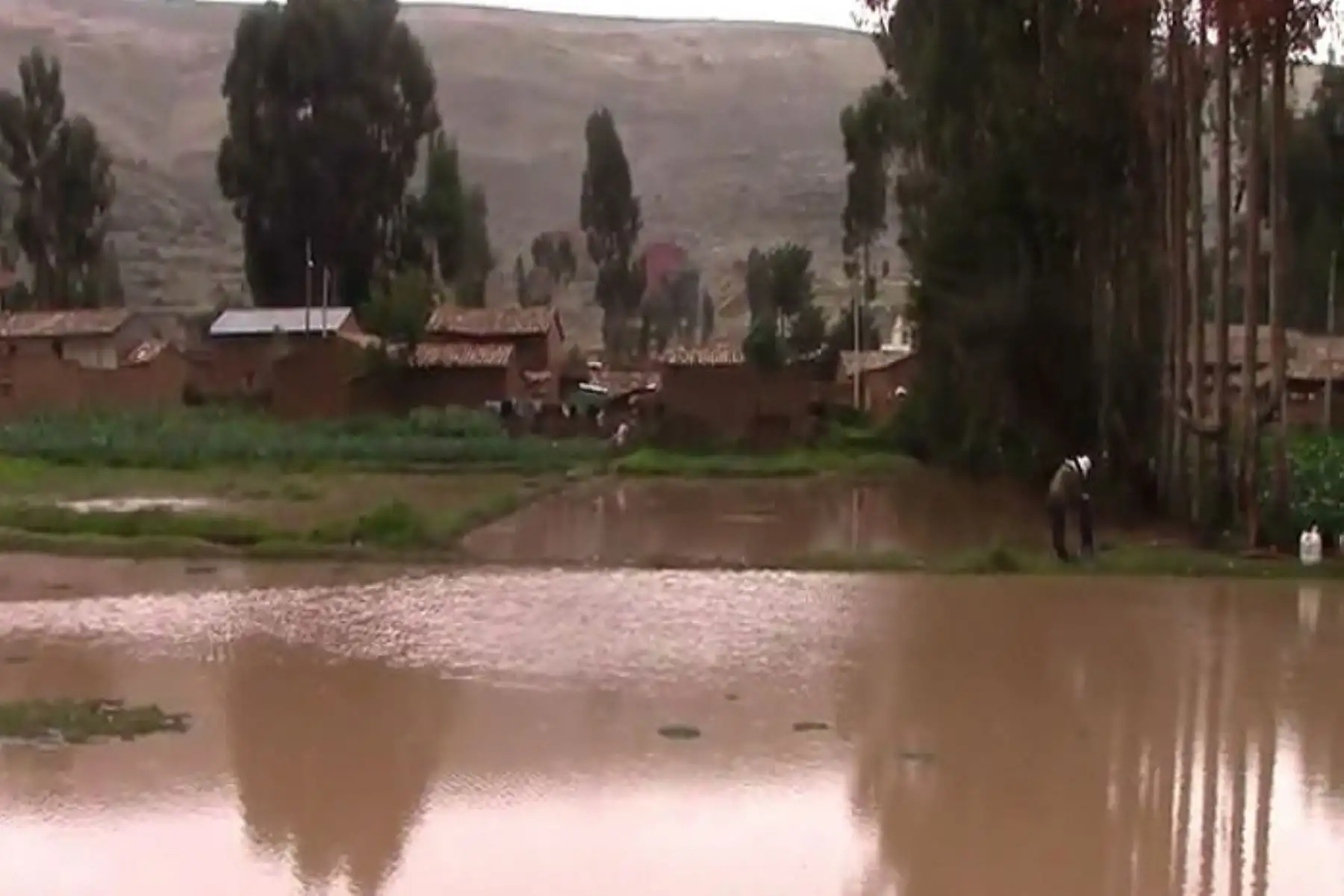 Anoche el caudal del afluente que cruza el distrito de Acolla aumentó peligrosamente y generó un embalse a la altura del puente Leoncio Prado y por consiguiente la inundación de los predios circundantes.