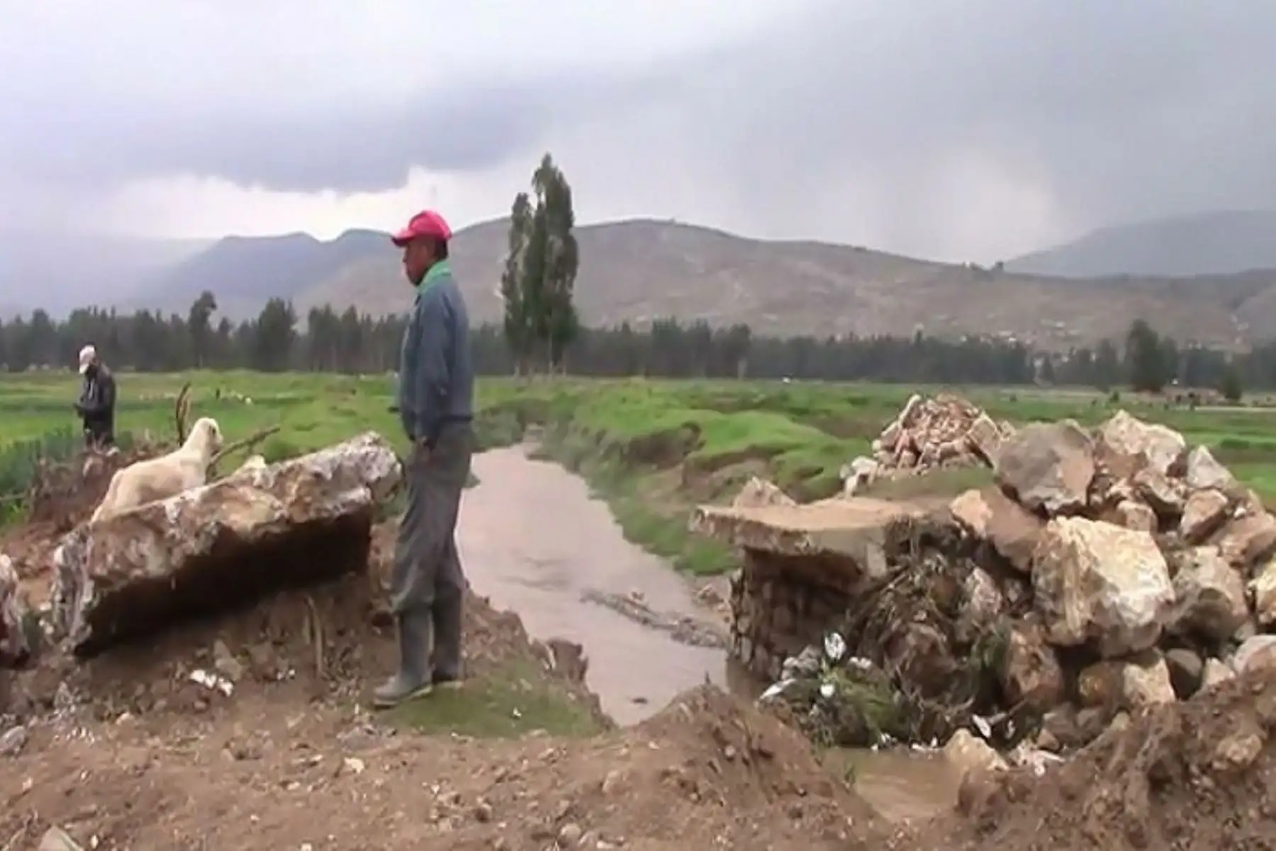 El puente artesanal de más de 60 años de antigüedad fue destruido parcialmente ante la colmatación de desechos que arrastró el río que se tornó caudaloso en poco tiempo. ANDINA/Difusión