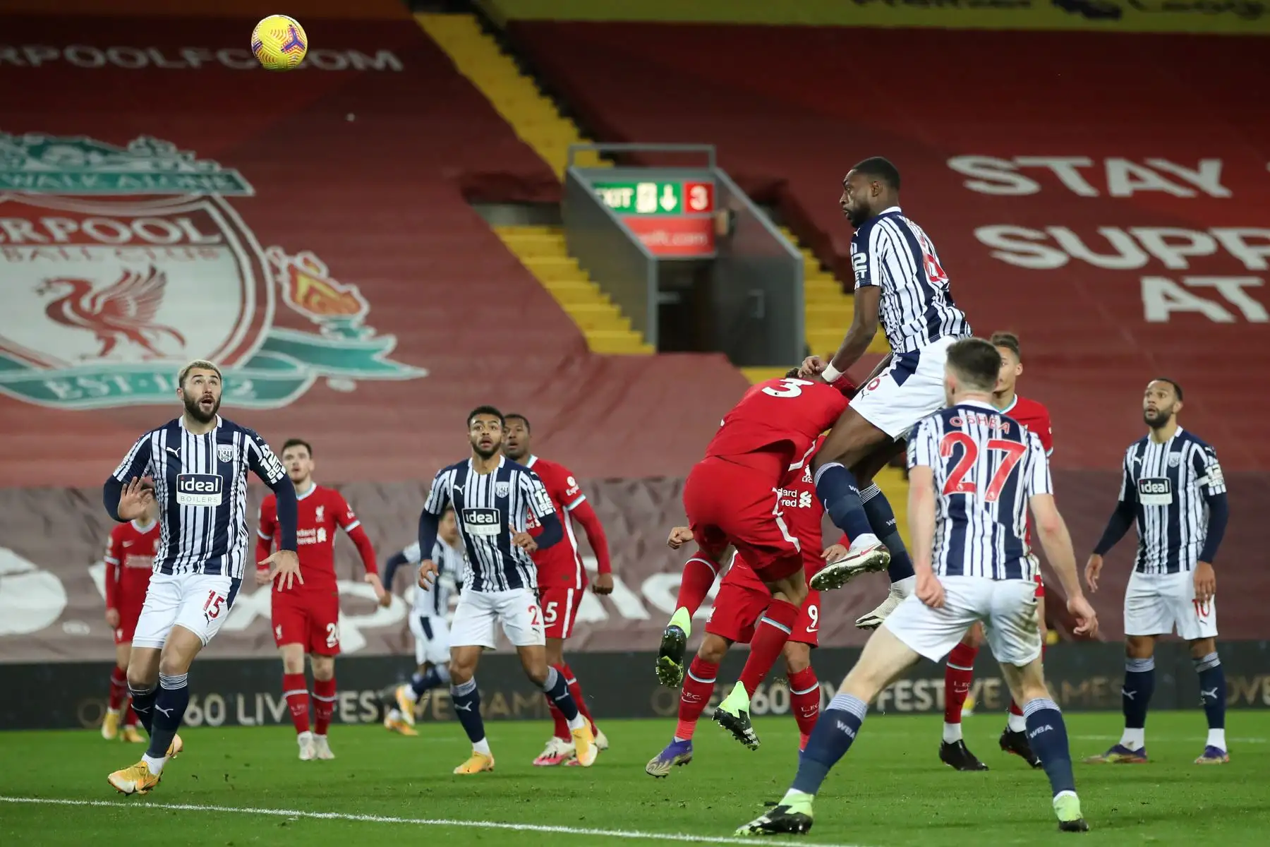 El defensor nigeriano de West Bromwich Albion, Semi Ajayi, sube para dirigirse a casa con su primer gol durante el partido de fútbol de la Premier League, en Anfield. Foto: AFP