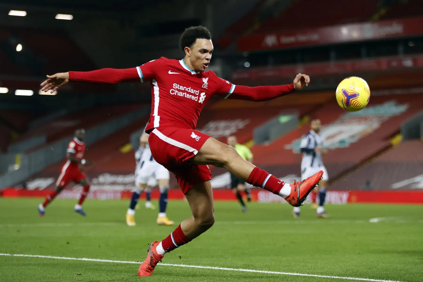 El defensor inglés de Liverpool, Trent Alexander-Arnold, se estira para detener el balón durante el partido de fútbol de la Premier League en Anfield. Foto: AFP