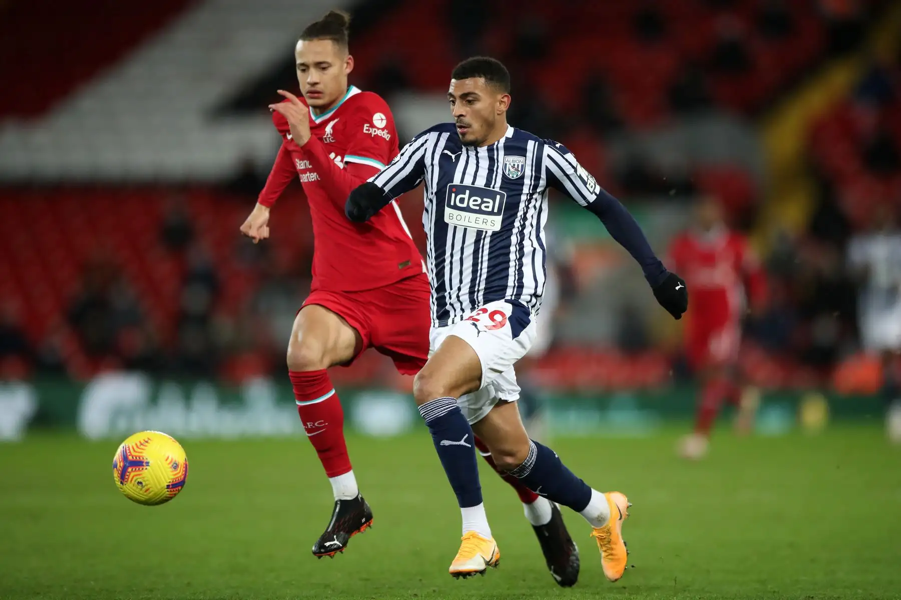 El delantero inglés de West Bromwich Albion, Karlan Grant, se enfrenta ante el defensor inglés de Liverpool Rhys Williams durante el partido de fútbol de la Premier League. Foto: AFP