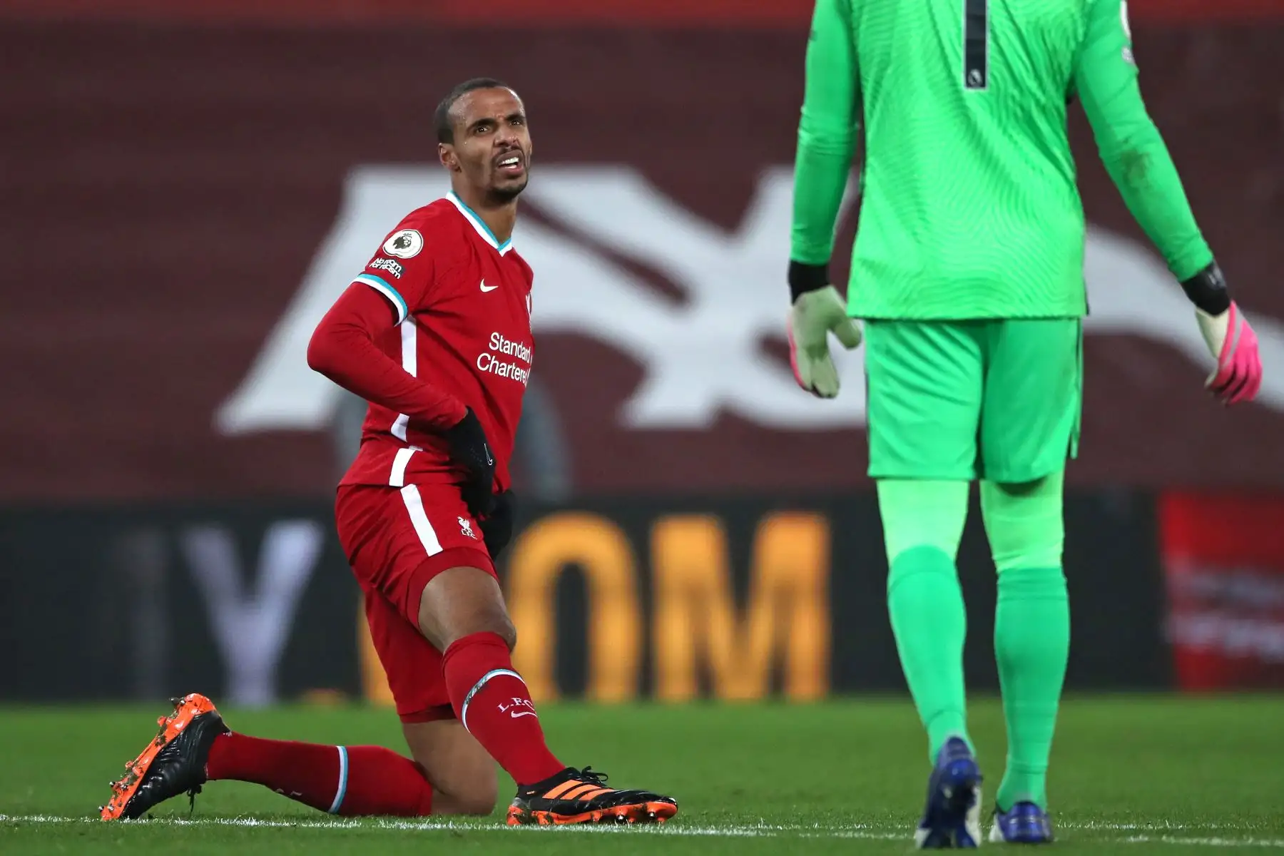 El defensor camerunés de Liverpool, Joel Matip, hace un gesto después de sufrir una lesión durante el partido de fútbol de la Premier League. Foto: AFP