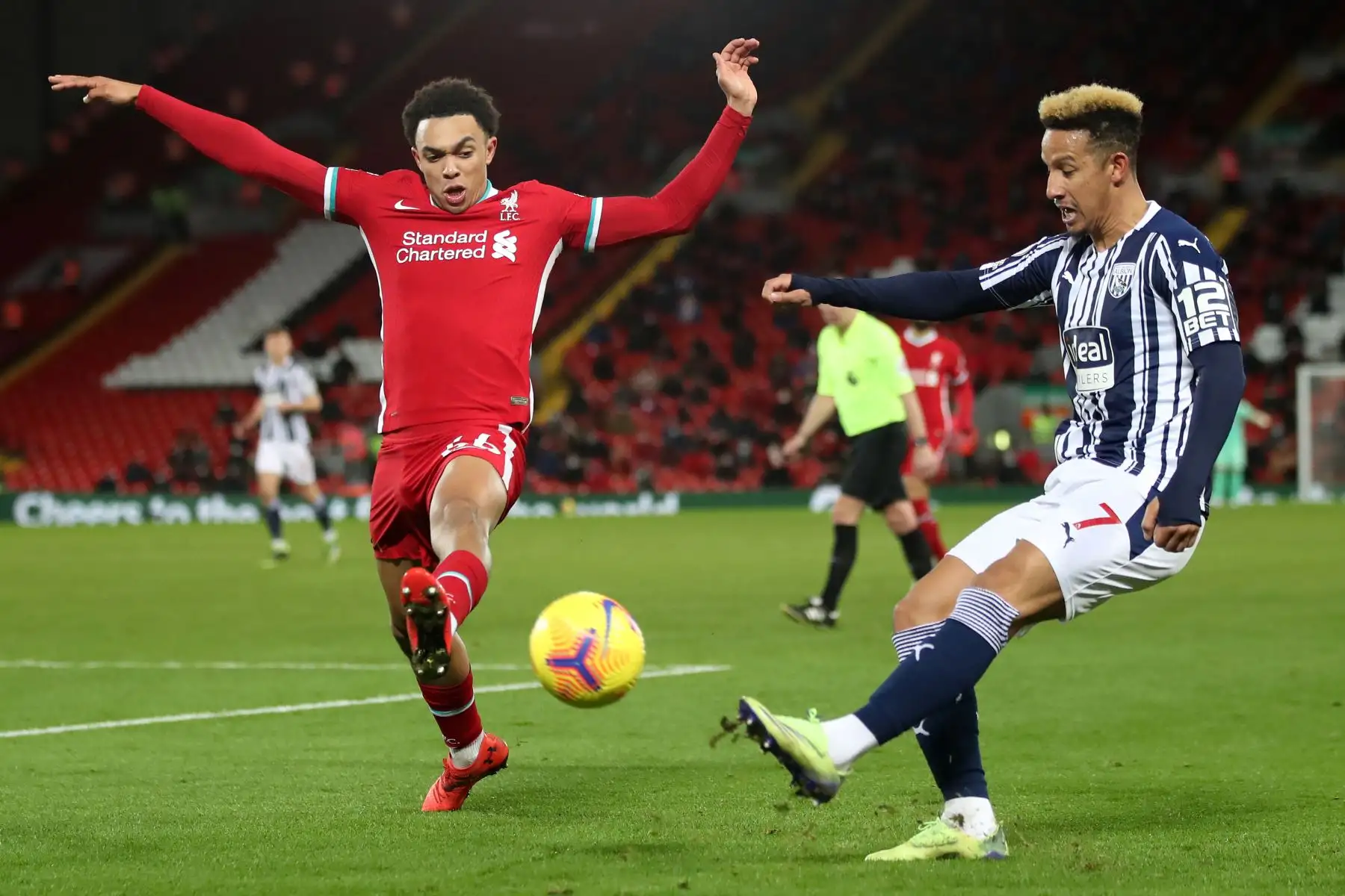 El delantero inglés del West Bromwich Albion Callum Robinson cruza el balón delante del defensor inglés del Liverpool Trent Alexander-Arnold durante el partido de fútbol de la Premier League. Foto: AFP