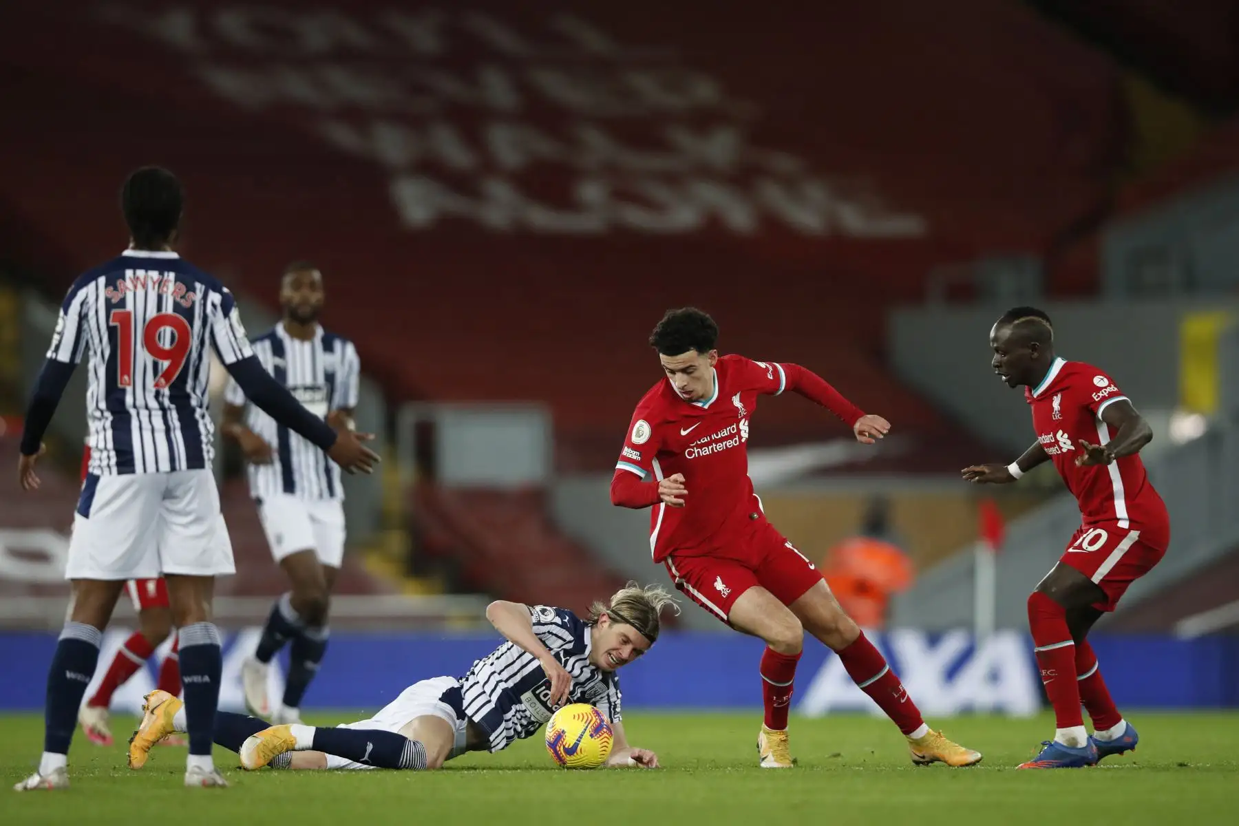 El mediocampista inglés de Liverpool Curtis Jones es desafiado por el mediocampista inglés de West Bromwich Albion, Conor Gallagher durante el partido de fútbol de la Premier League. Foto: AFP