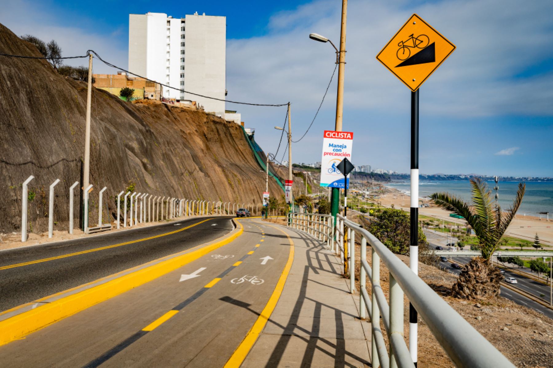 Realizan mantenimiento de 25 kilómetros de ciclovías en 8 distritos de Lima. Foto: ANDINA/Difusión.