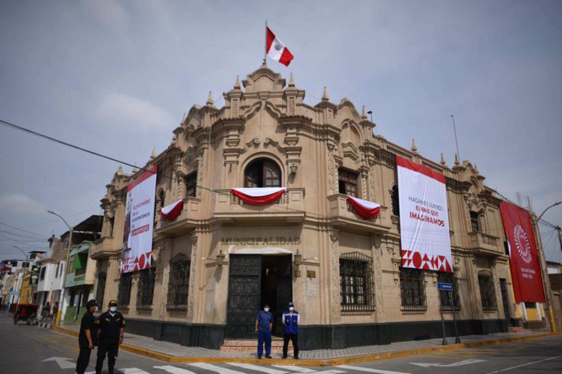 La ceremonia inicia con el izamiento del Pabellón Nacional y la entonación del Himno Nacional del Perú.
Foto:ANDINA/MinCulturaPe