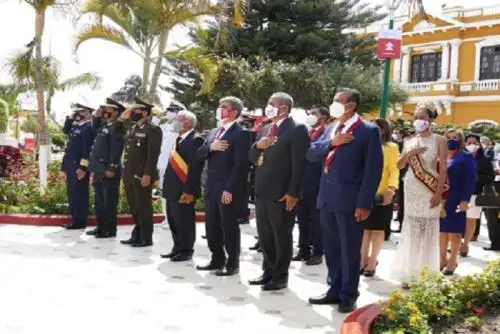 El mandatario regional junto al ministro de Cultura, Alejandro Neyra, participó en la ceremonia protocolar realizada en la ciudad de Lambayeque, donde se recordó este hecho patriótico que marcó  el inicio de la gesta libertadora.