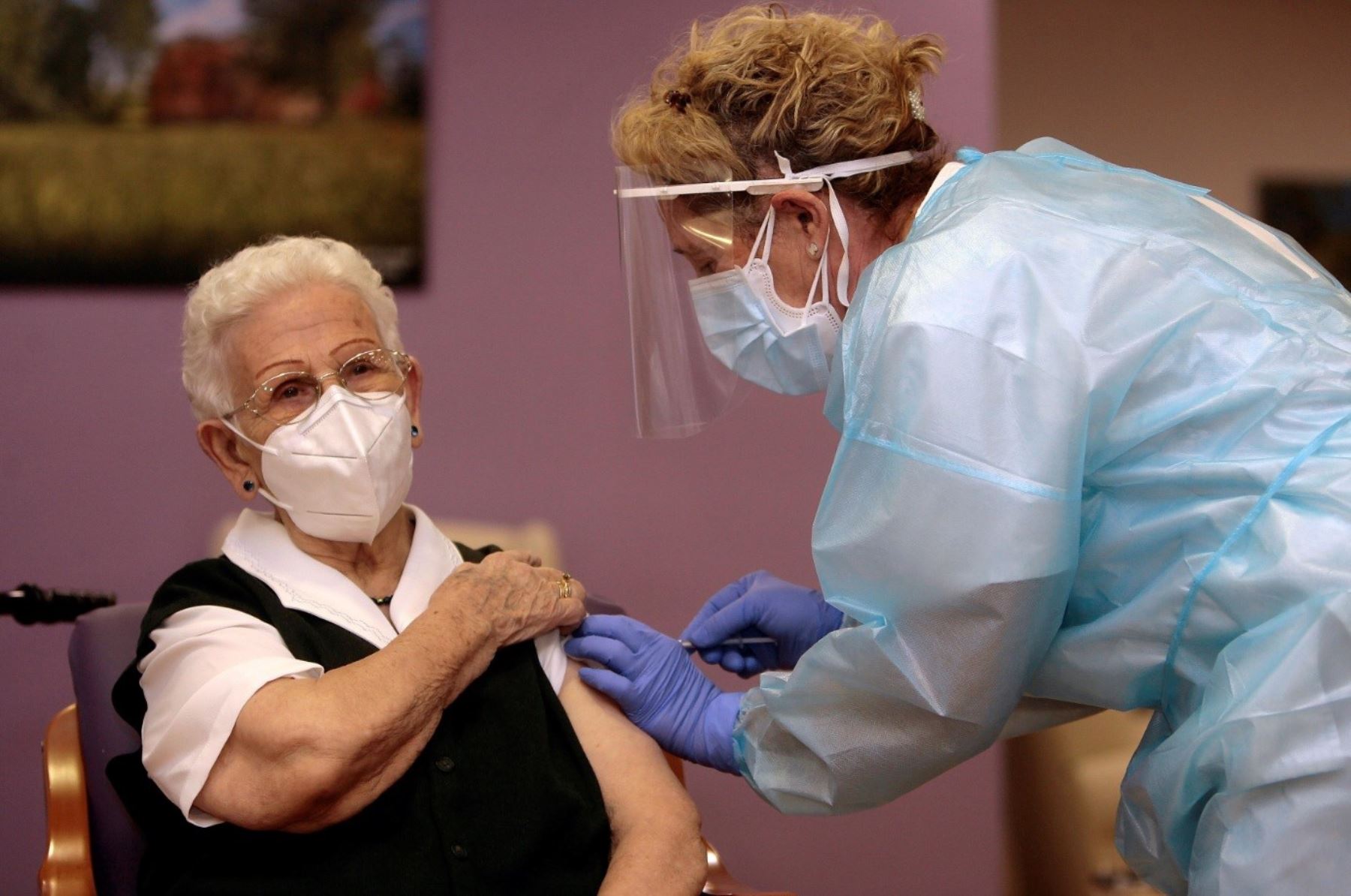 Araceli, una mujer de 96 años, es la primera española vacunada contra el covid-19. Foto: EFE