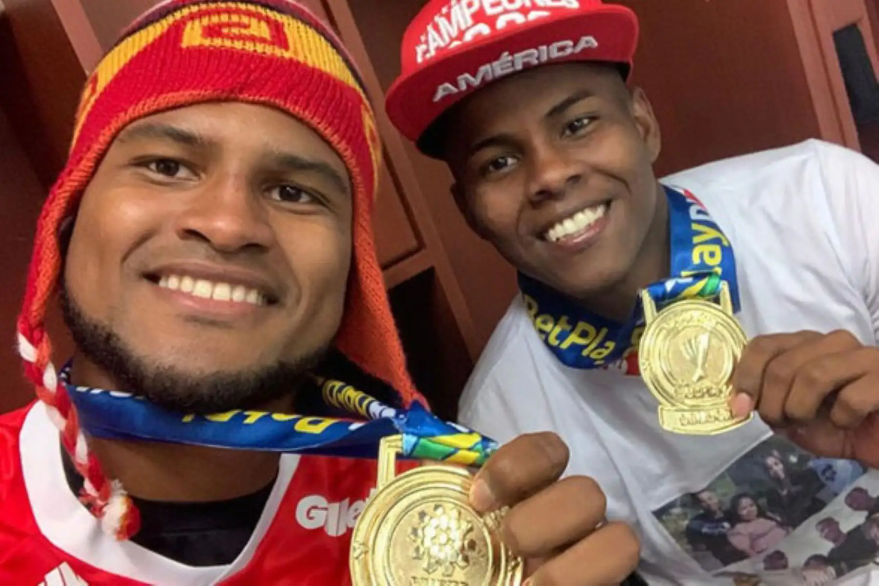 El delantero peruano Aldair Rodríguez celebra el campeonato obtenido por su club, el América de Cali. Foto: Instagram/INTERNET/Medios