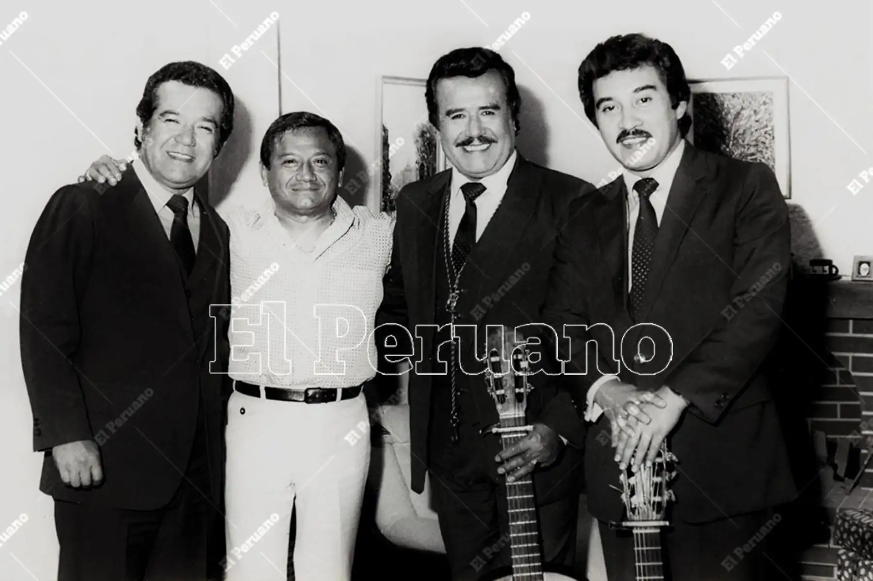 Lima - década 1990 / La agrupación peruana "Los Morunos" le rindió homenaje a lo largo de su carrera y solían reunirse con el cantautor cada vez que éste visitaba el Perú.
 
Foto: ANDINA/Archivo Histórico de El Peruano