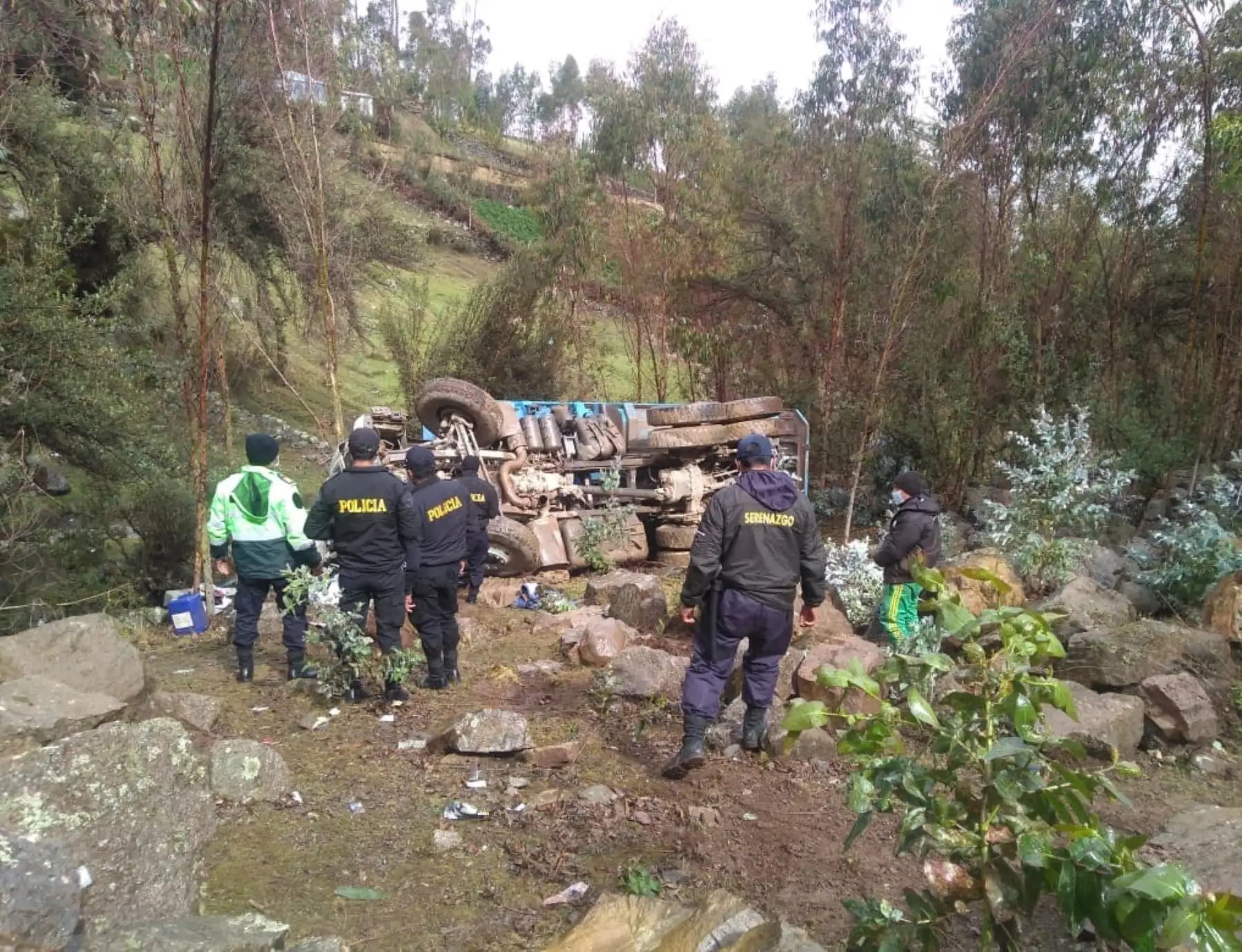 Padre de familia y sus dos hijos menores mueren en accidente de tránsito luego que camión sufriera un despiste y cayera a un abismo de 100 metros. ANDINA/Difusión