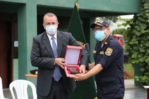 El CEO de Laboratorios Hersil destacó la importancia de proteger y honrar al cuerpo policial que diariamente expone su vida en las calles en beneficio de la ciudadanía, mientras que el coronel PNP Juan Carlos Delgado agradeció la donación a nombre de la Dirección de Seguridad del Estado. Foto: ANDINA/Difusión