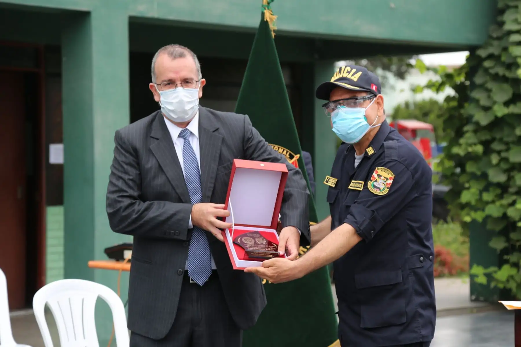 El CEO de Laboratorios Hersil destacó la importancia de proteger y honrar al cuerpo policial que diariamente expone su vida en las calles en beneficio de la ciudadanía, mientras que el coronel PNP Juan Carlos Delgado agradeció la donación a nombre de la Dirección de Seguridad del Estado. Foto: ANDINA/Difusión
