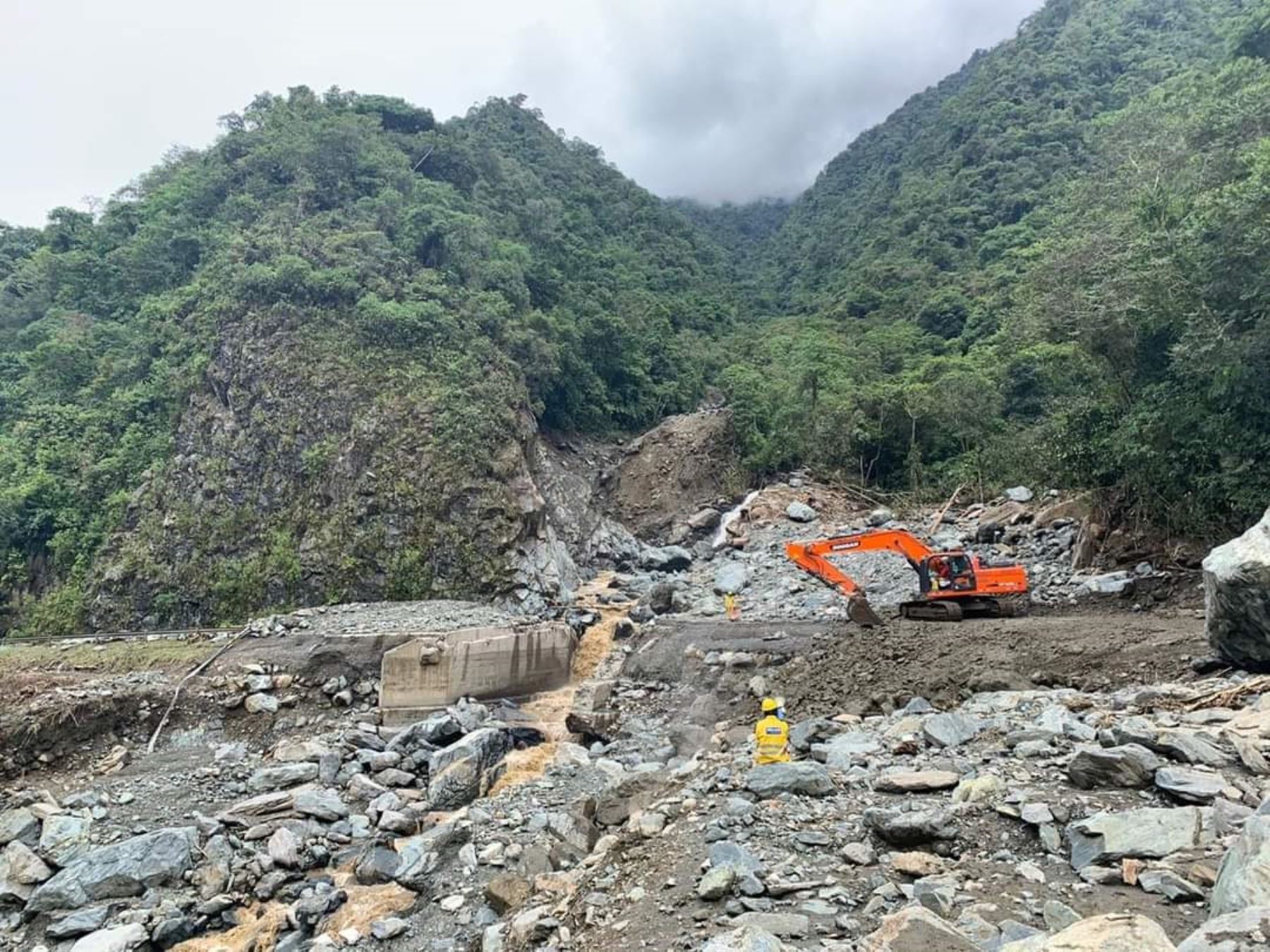 Caída de un huaico bloquea la carretera Interoceánica, a la altura de la provincia de Quispicanchi, en Cusco. ANDINA/Difusión