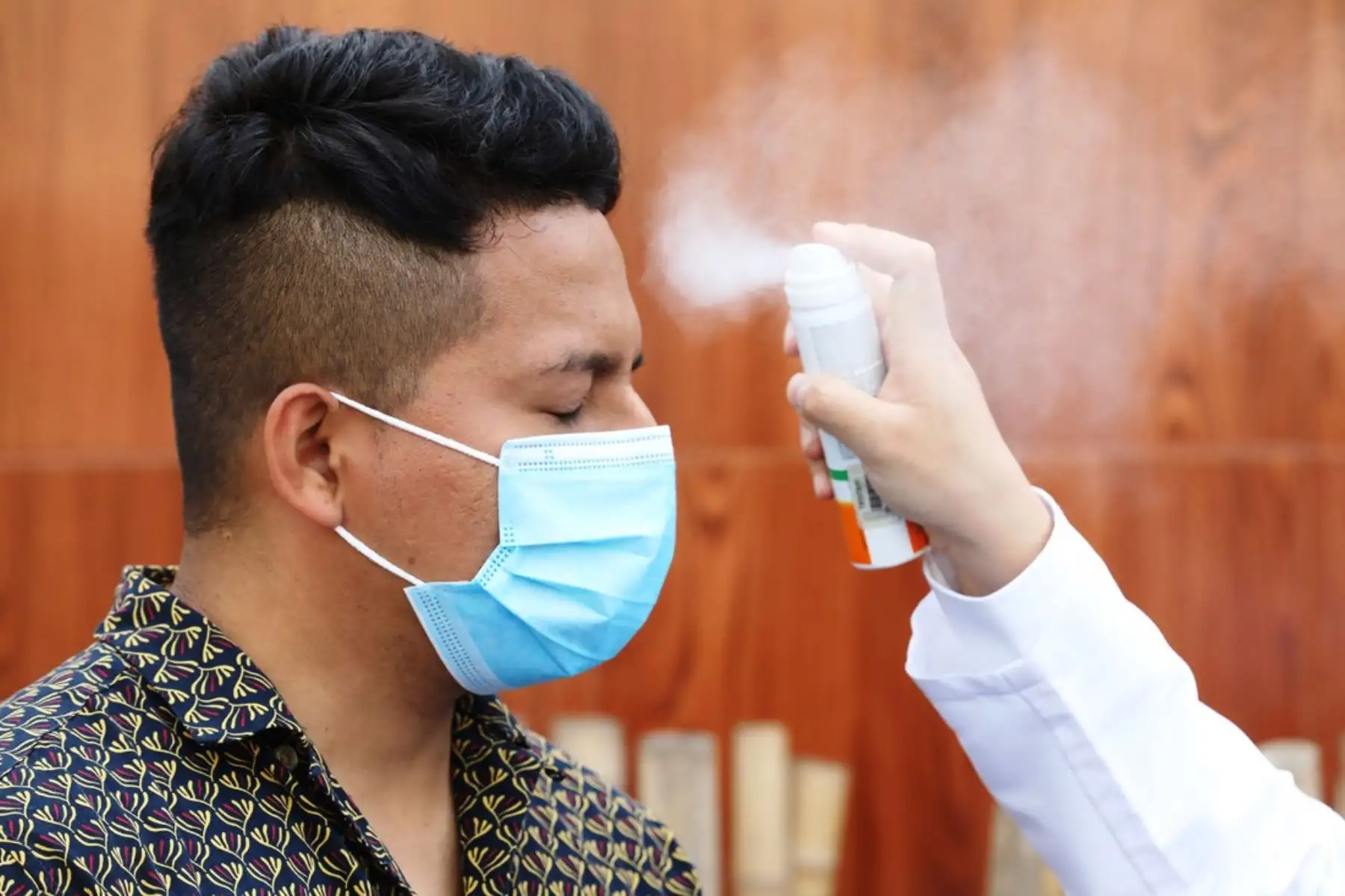 Conoce el correcto uso de protector solar y de la mascarilla en este verano de pandemia. Foto: ANDINA/Difusión.