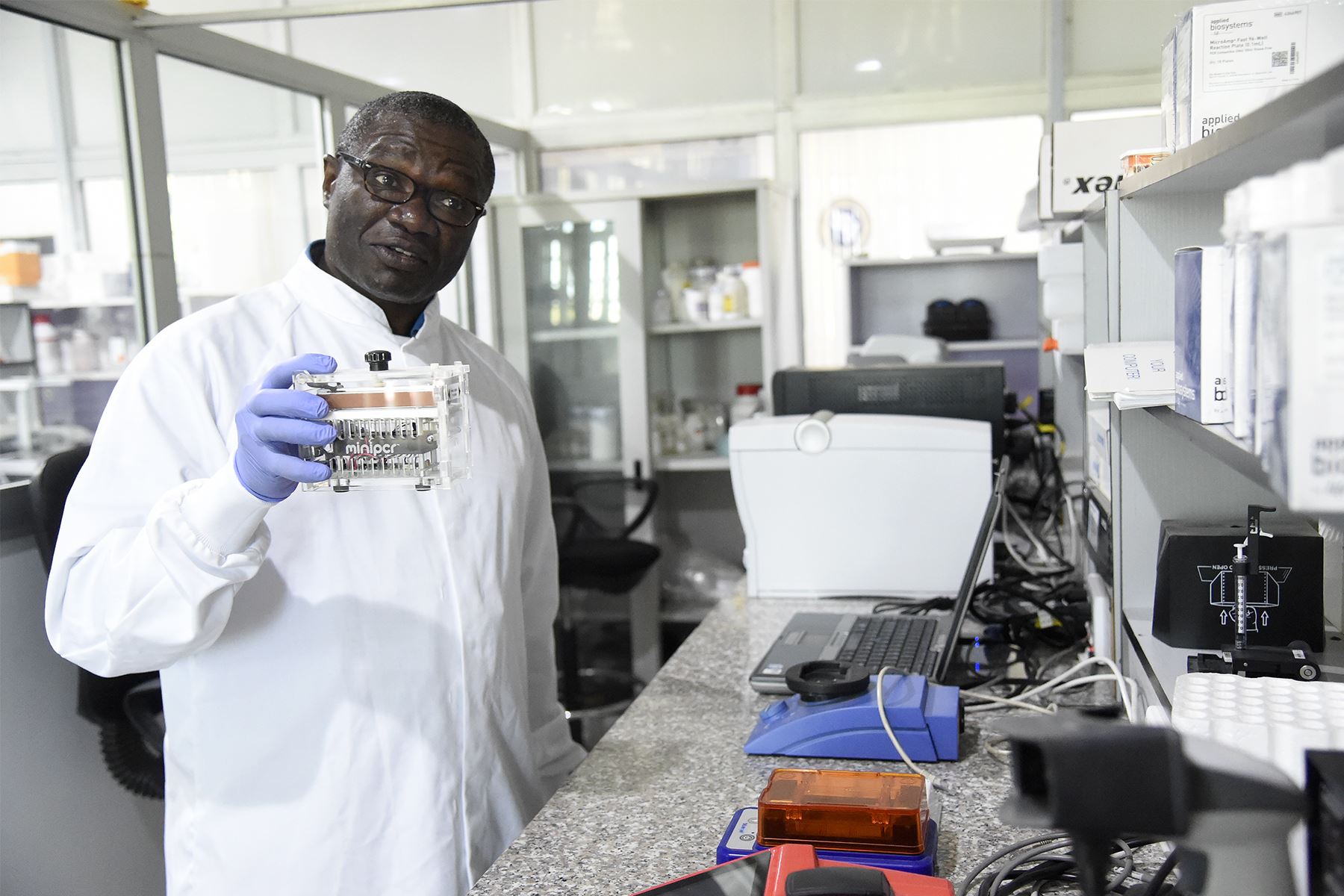 Christian Happi, director del Centro Africano de Excelencia para la Genómica de Enfermedades Infecciosas (ACEGID) de Nigeria. Foto: AFP.