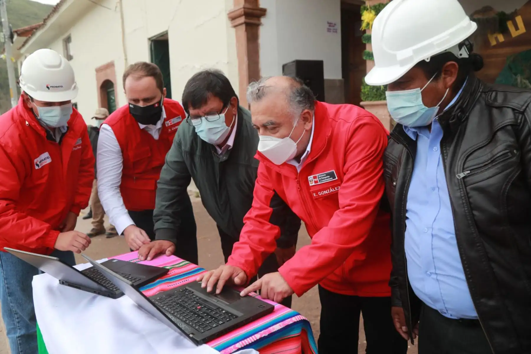 Ministro de Transportes y Comunicaciones, Eduardo González verifica en la Plaza de Huarocondo, en Cusco, el acceso al servicio de Internet gratuito a través de WiFi. Este proyecto implementado por el MTC también se aplica en 70 plazas públicas de la región. 
Foto: MTC