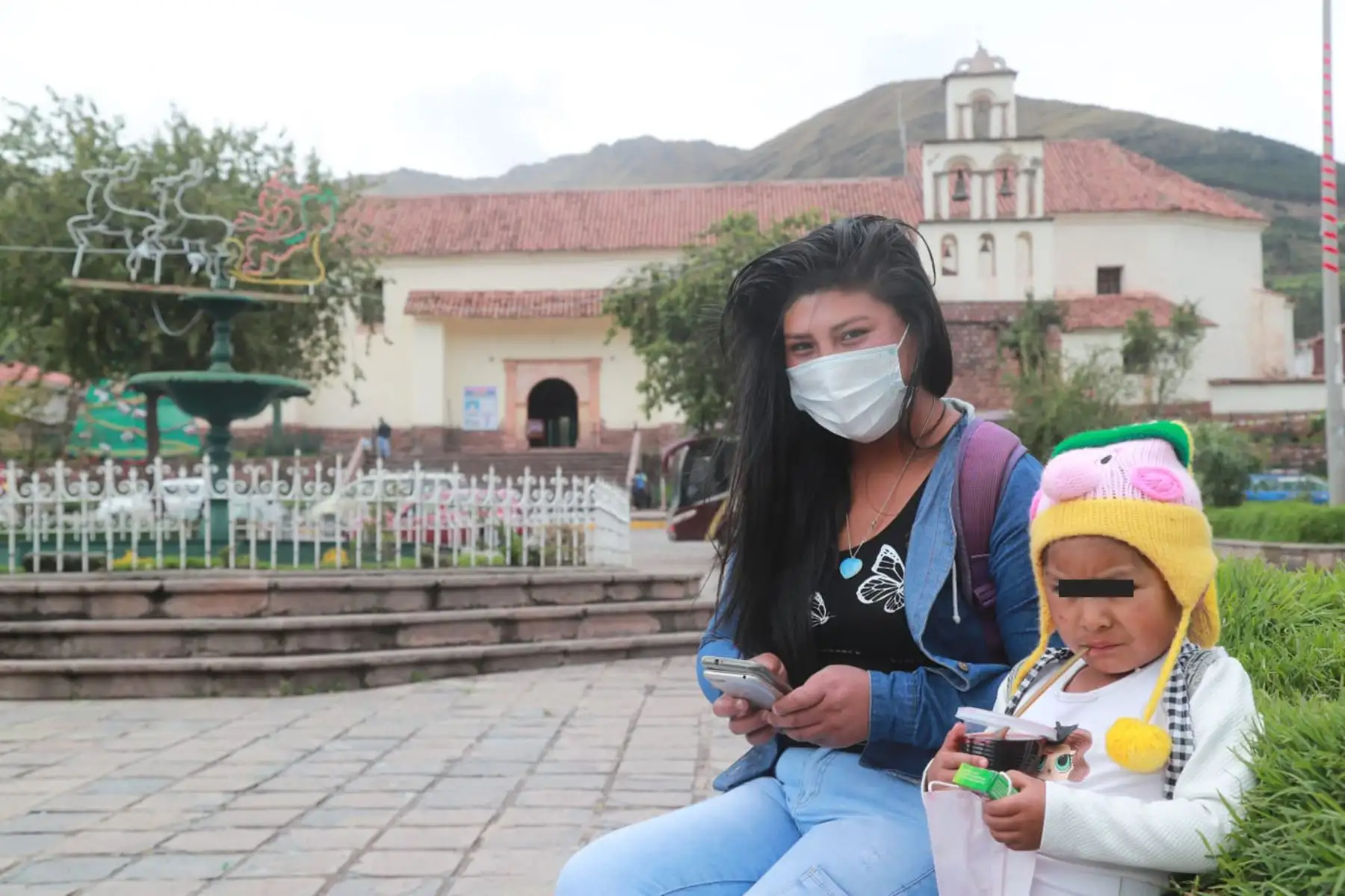 Ministro de Transportes y Comunicaciones, Eduardo González verifica en la Plaza de Huarocondo, en Cusco, el acceso al servicio de Internet gratuito a través de WiFi. Este proyecto implementado por el MTC también se aplica en 70 plazas públicas de la región. 
Foto: MTC
