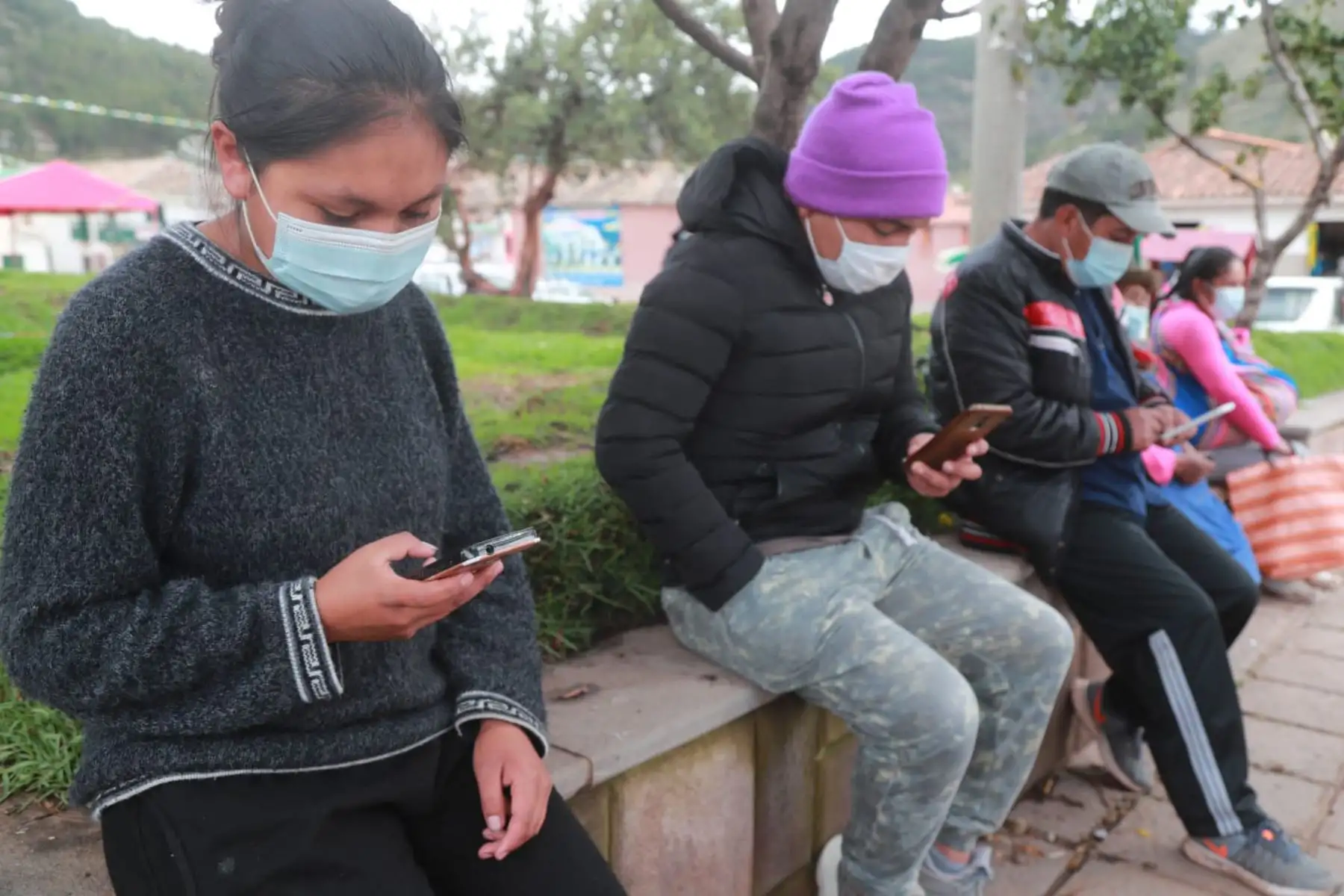 Ministro de Transportes y Comunicaciones, Eduardo González verifica en la Plaza de Huarocondo, en Cusco, el acceso al servicio de Internet gratuito a través de WiFi. Este proyecto implementado por el MTC también se aplica en 70 plazas públicas de la región. 
Foto: MTC