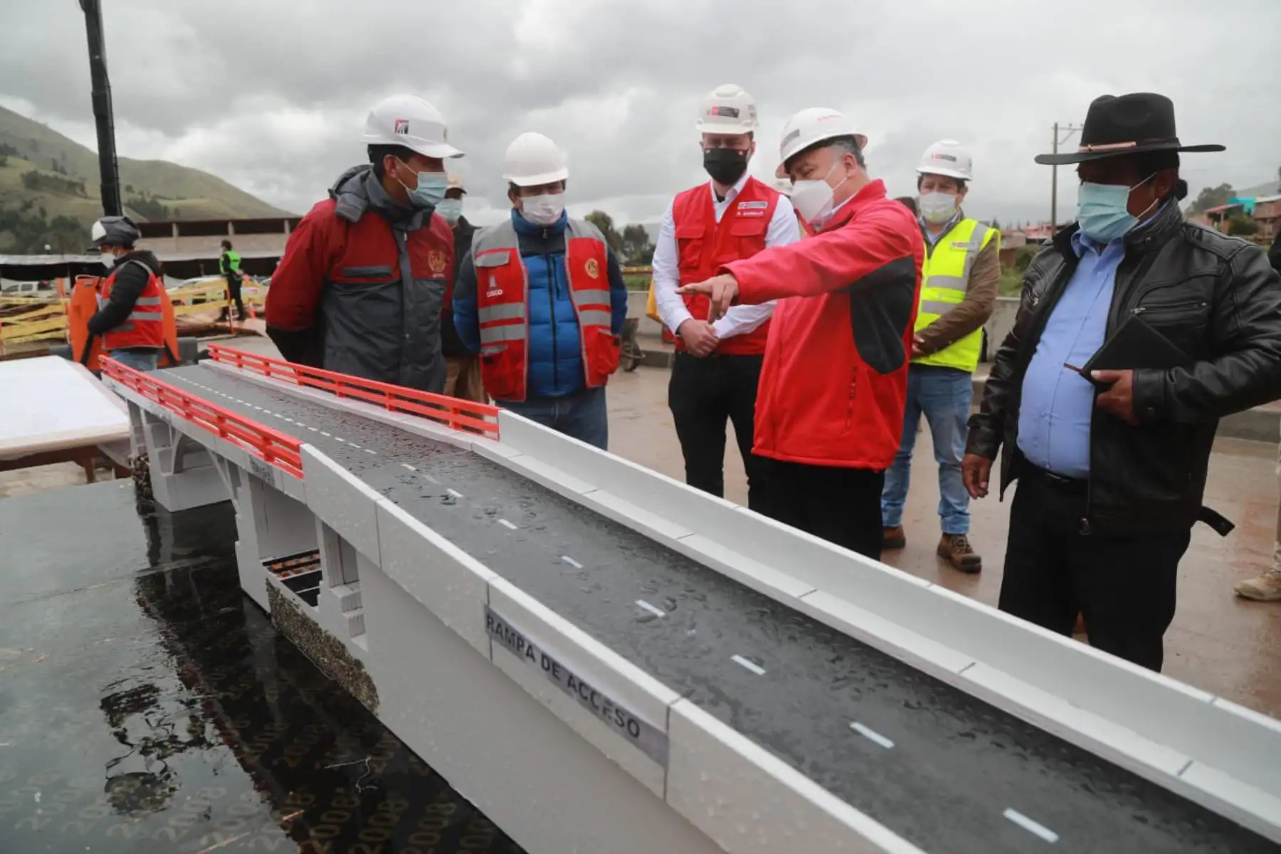 El ministro de Transportes y Comunicaciones, Eduardo González inspecciona los trabajos en el puente Huarocondo, que forma parte del proyecto de mejoramiento de la carretera Huarocondo-Pachar que une las provincias de Anta y Urubamba, el mismo que tiene un avance del 90% e incluye la implementación de cinco puentes.
Foto: MTC