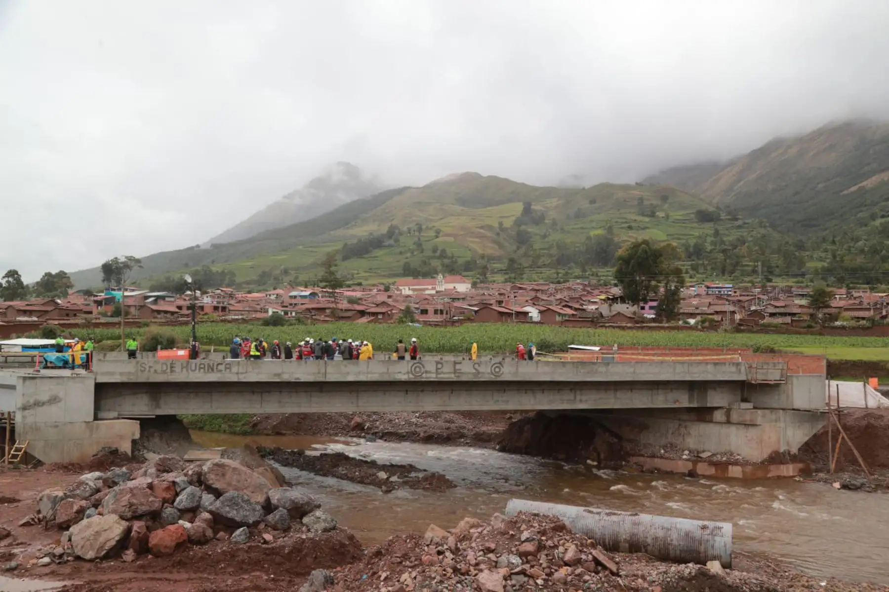El ministro de Transportes y Comunicaciones, Eduardo González inspecciona los trabajos en el puente Huarocondo, que forma parte del proyecto de mejoramiento de la carretera Huarocondo-Pachar que une las provincias de Anta y Urubamba, el mismo que tiene un avance del 90% e incluye la implementación de cinco puentes.
Foto: MTC
