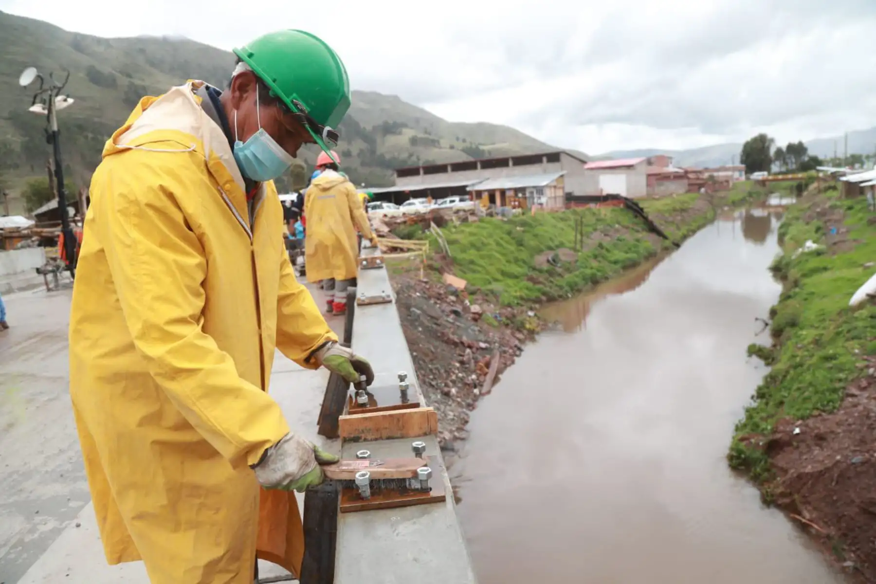 El ministro de Transportes y Comunicaciones, Eduardo González inspecciona los trabajos en el puente Huarocondo, que forma parte del proyecto de mejoramiento de la carretera Huarocondo-Pachar que une las provincias de Anta y Urubamba, el mismo que tiene un avance del 90% e incluye la implementación de cinco puentes.
Foto: MTC