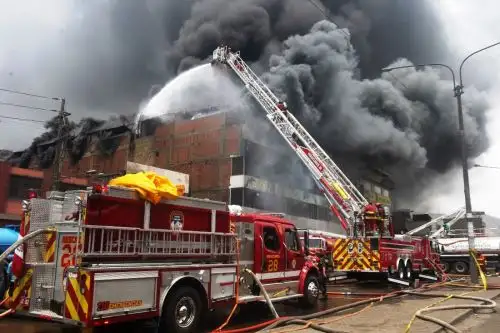 Doce unidades de bomberos combaten incendio que se registra en La Victoria. Foto: ANDINA/Difusión.