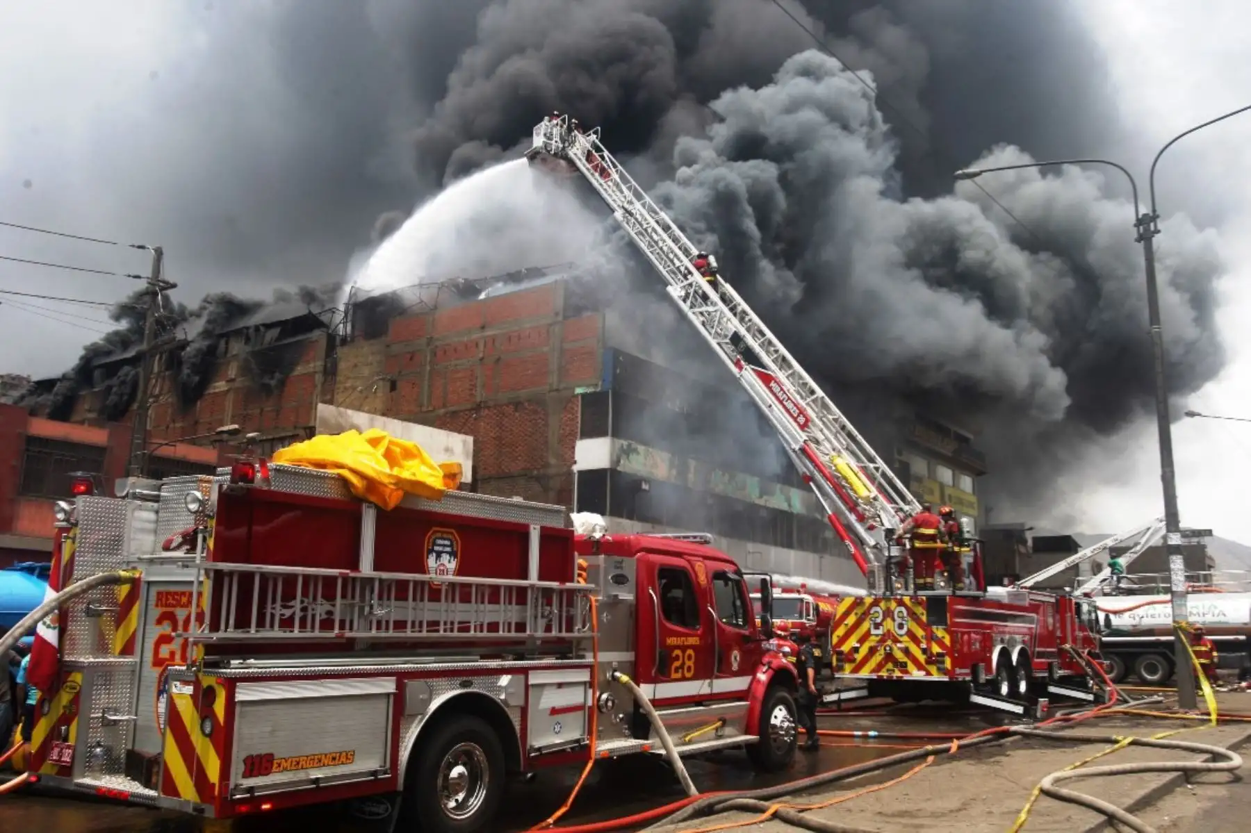 Doce unidades de bomberos combaten incendio que se registra en La Victoria. Foto: ANDINA/Difusión.