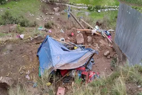 El agricultor Fredy Quispe Orue (35), su esposa Florencia Saire Ayma (33) y sus tres menores hijos afortunadamente salvaron, pero  no sus animales domésticos y artefactos.