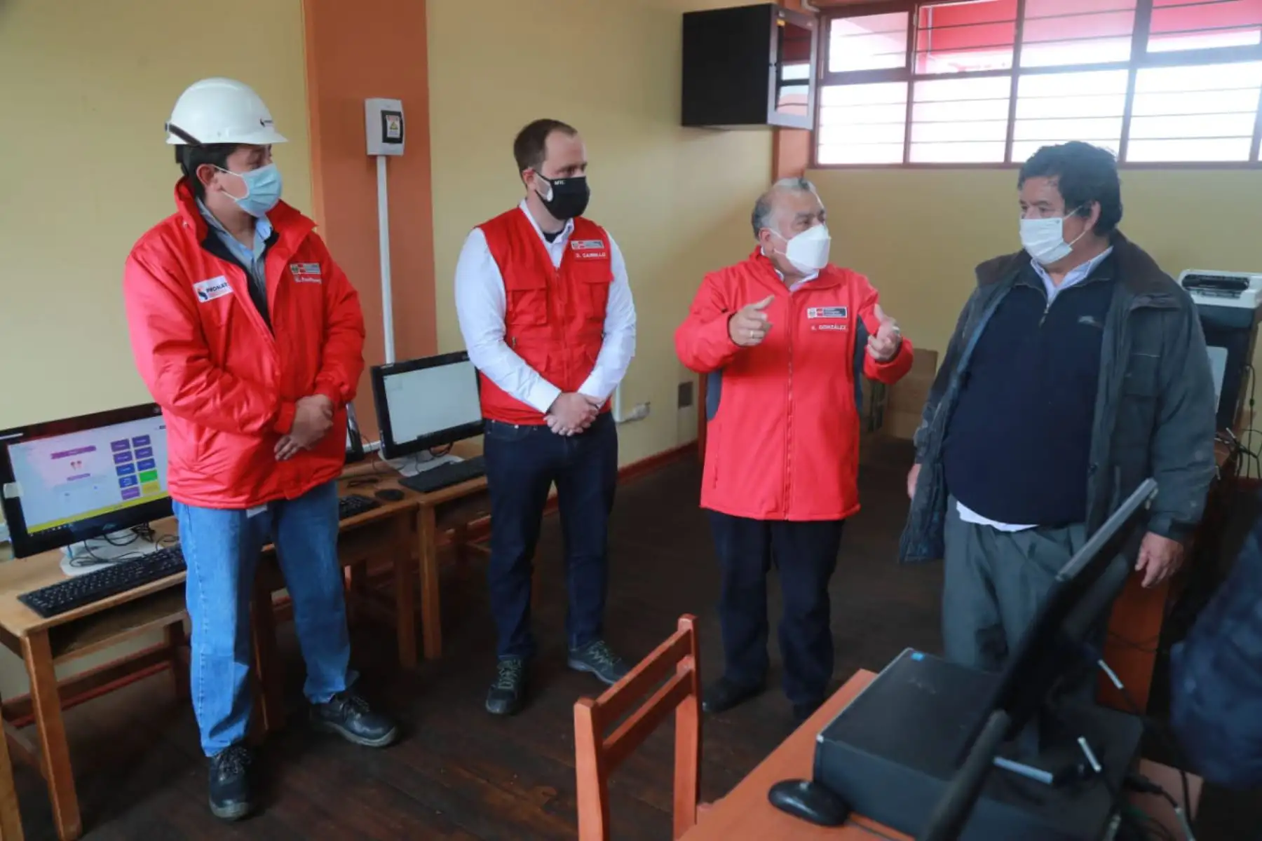 El ministro de Transportes y Comunicaciones, Eduardo Gonzalez visita el colegio de Huarocondo donde supervisa el funcionamiento del proyecto de banda ancha base para dotar de Internet de alta calidad en toda la región.
Foto: MTC