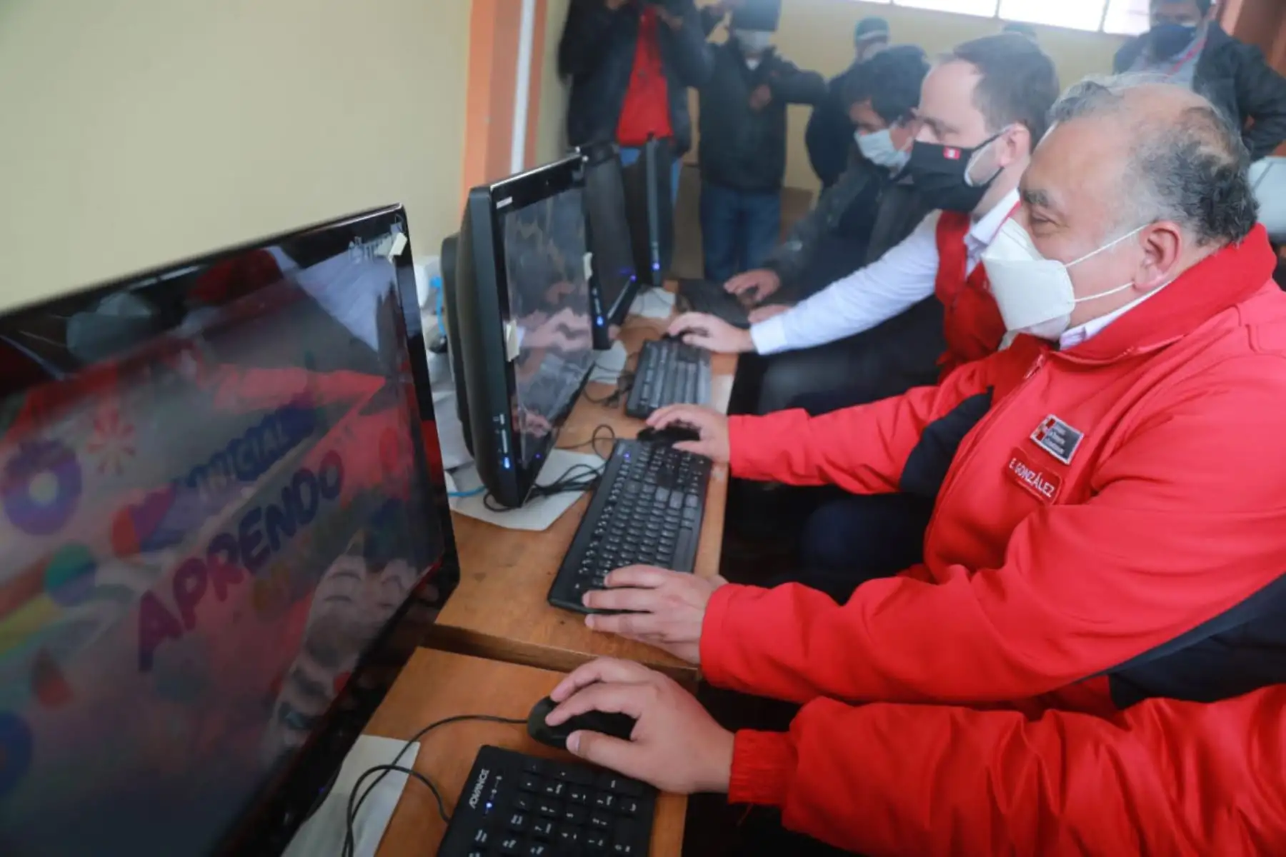 El ministro de Transportes y Comunicaciones, Eduardo Gonzalez visita el colegio de Huarocondo donde supervisa el funcionamiento del proyecto de banda ancha base para dotar de Internet de alta calidad en toda la región.
Foto: MTC
