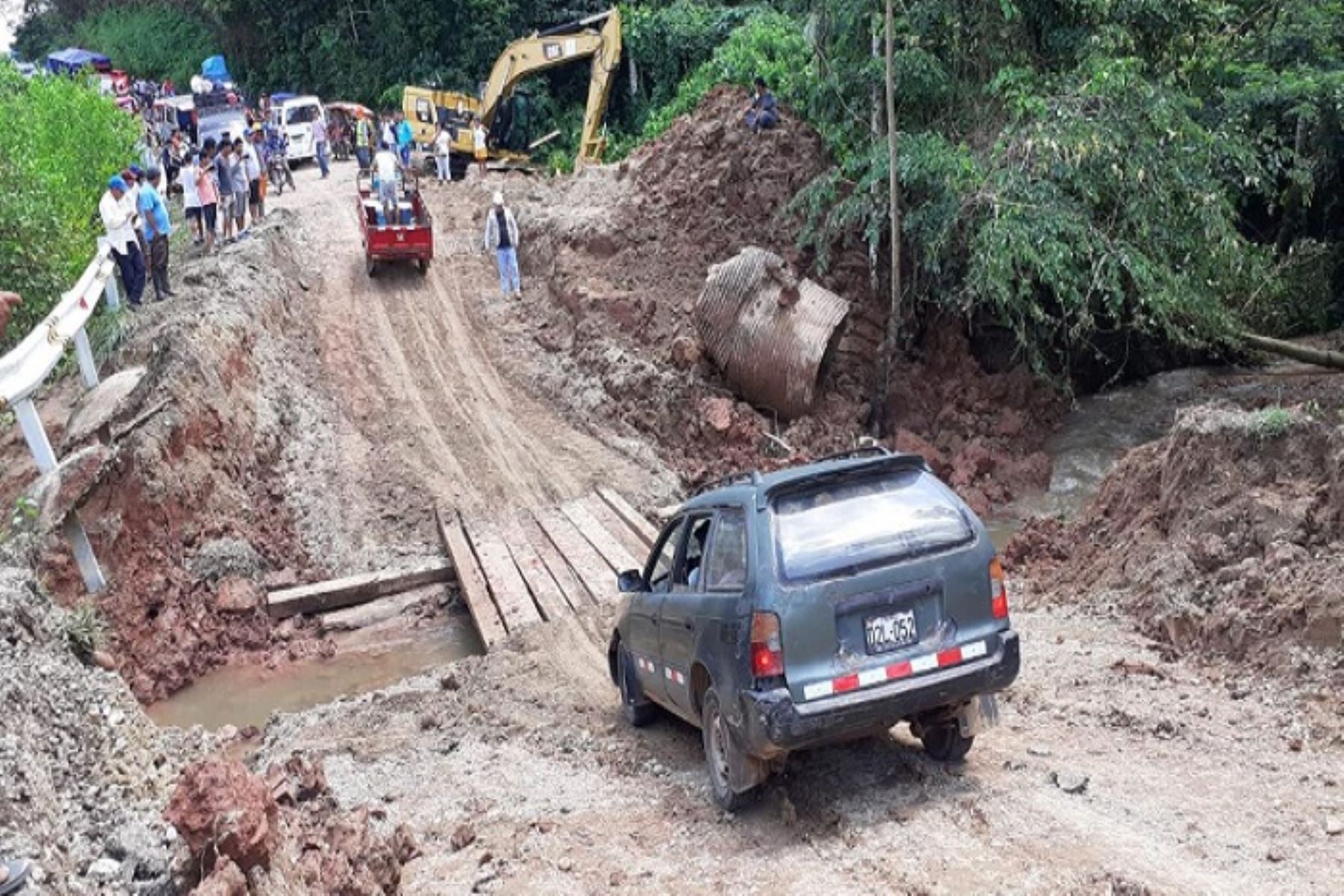 Gracias a construcción de un puente provisional se restableció el tránsito vehicular en la vía de acceso al Bajo Huallaga, afectada por las intensas lluvias.