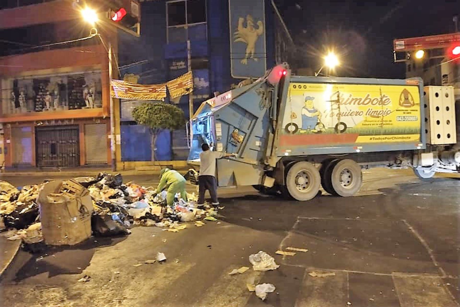 Personal de la municipalidad provincial del Santa realiza labores de limpieza en las calles de Chimbote. Foto: ANDINA/Difusión