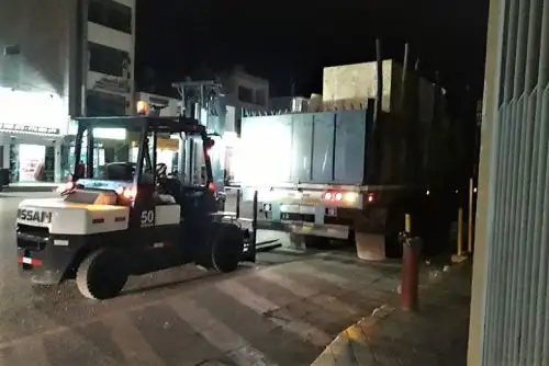 Componentes de la planta de oxígeno empezaron a llegar a los almacenes del Hospital Regional de Lambayeque. Después, personal técnico iniciará su instalación para su puesta en funcionamiento.