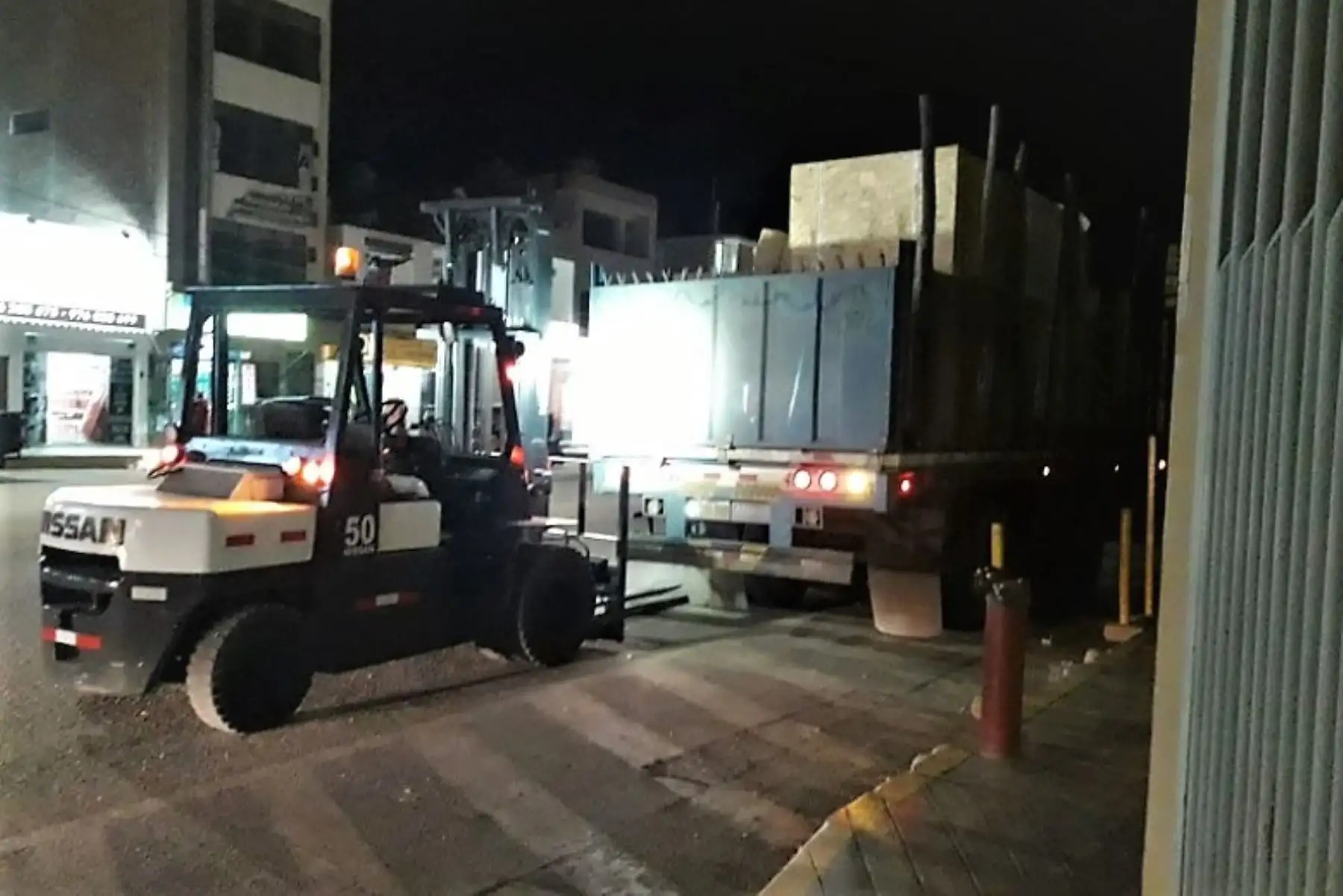 Componentes de la planta de oxígeno empezaron a llegar a los almacenes del Hospital Regional de Lambayeque. Después, personal técnico iniciará su instalación para su puesta en funcionamiento.