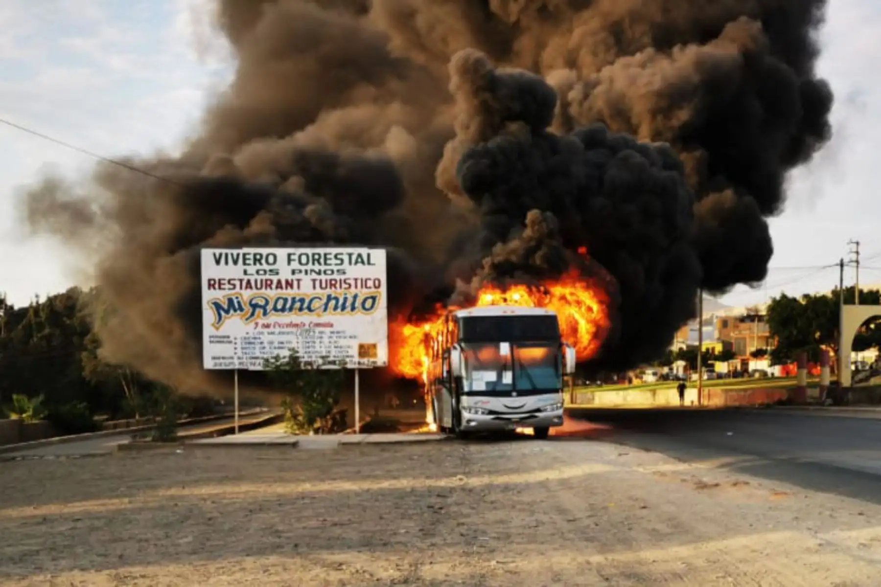 Los bomberos y serenos pudieron extinguir el fuego, pero el ómnibus de la empresa Rengifo quedó reducido a cenizas. Foto: ANDINA/Cortesía Gonzalo Horna