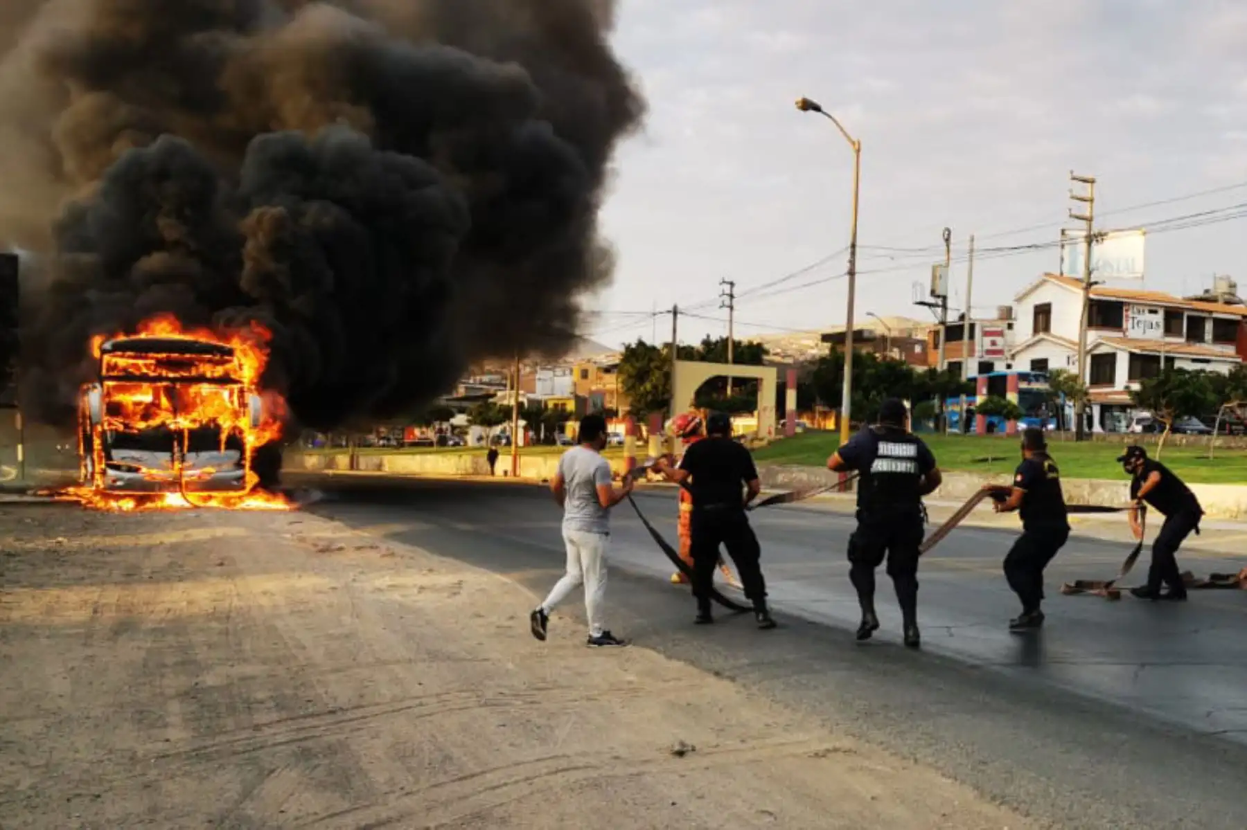 Los bomberos y serenos pudieron extinguir el fuego, pero el ómnibus de la empresa Rengifo quedó reducido a cenizas. Foto: ANDINA/Cortesía Gonzalo Horna