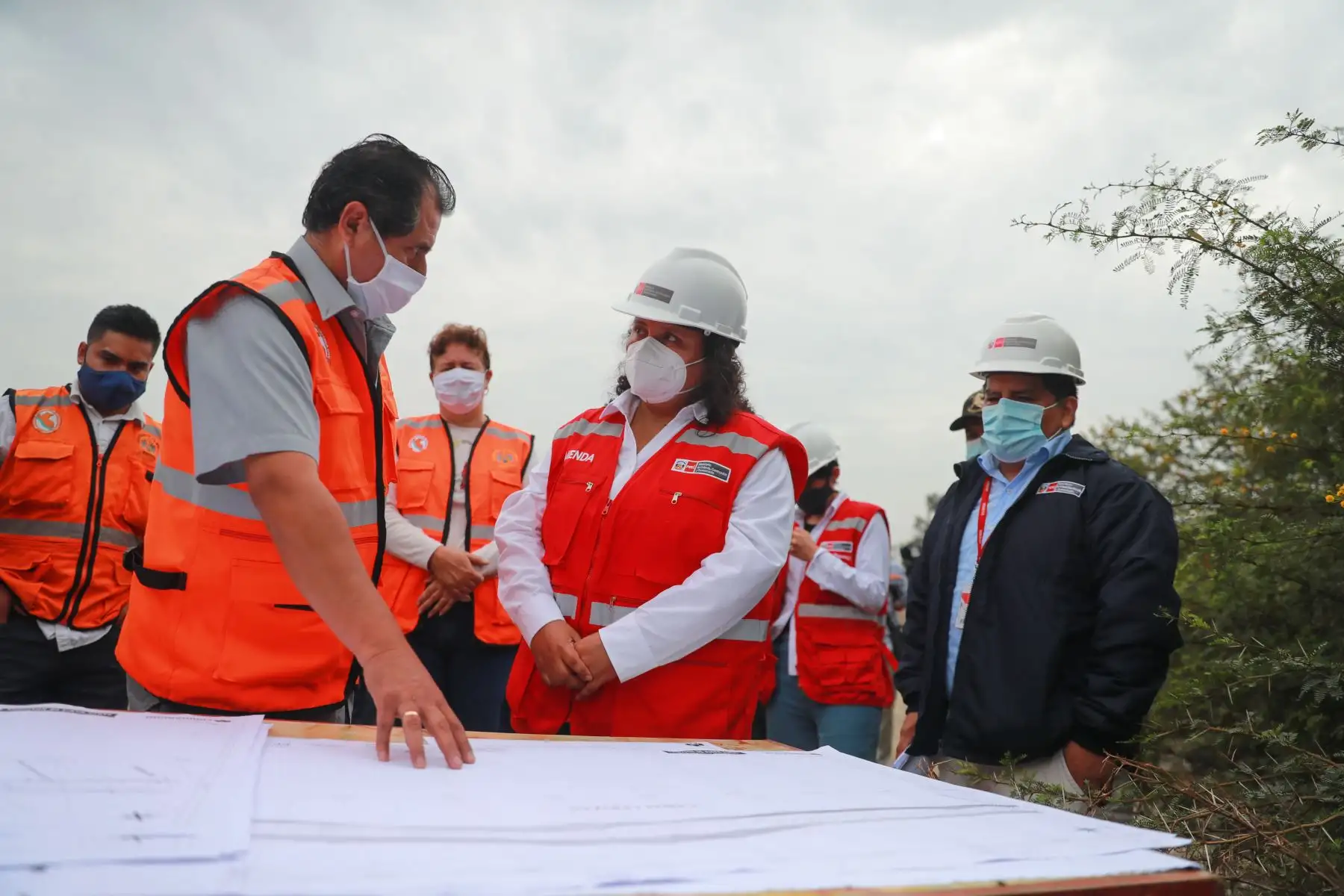 Ministra Solangel Fernández inspeccionó trabajos de limpieza y descolmatación en la quebrada del río Huaycoloro.
Foto: ANDINA/Carla Patiño