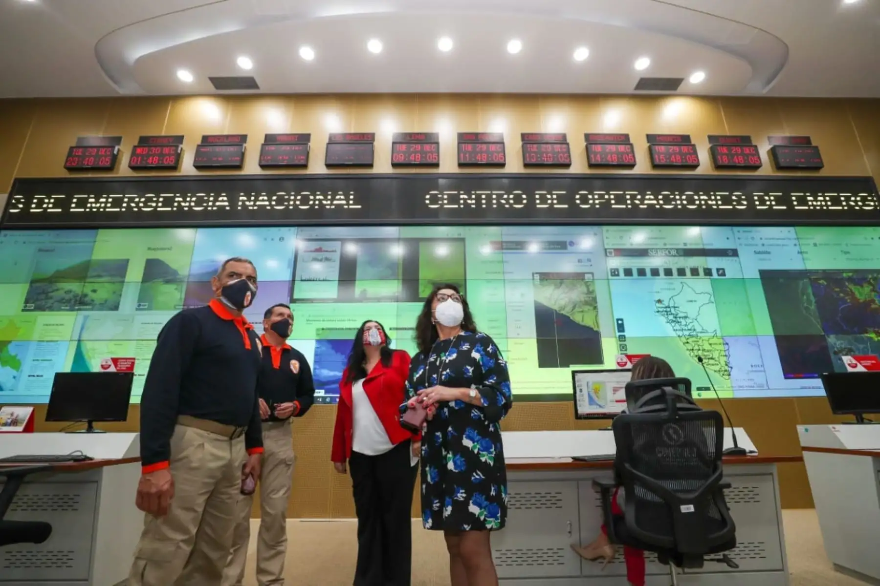 Presidenta del Consejo de Ministros, Violeta Bermúdez, realiza visita de inspección al COER.
