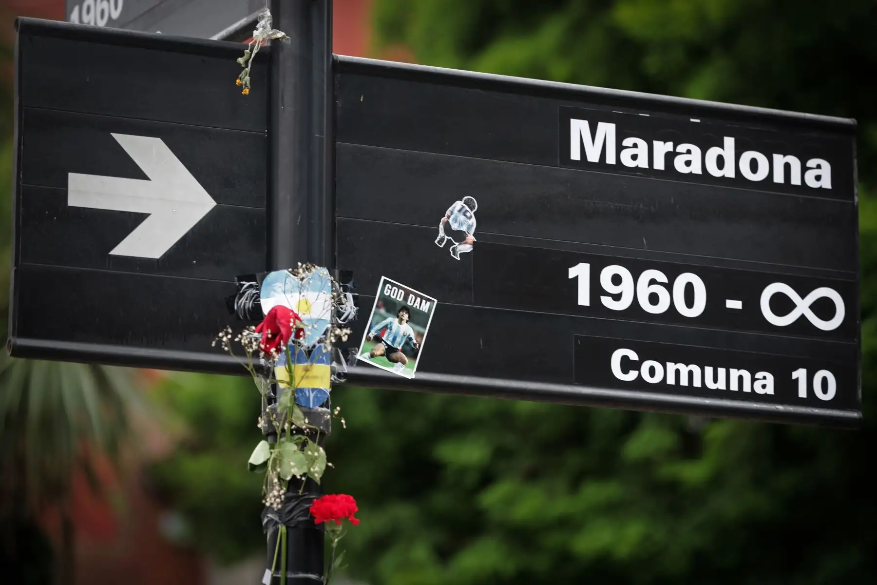 Un letrero en la esquina de la antigua casa del fallecido futbolista argentino Diego Maradona, renombrado por sus fanáticos como un homenaje en Villa Devoto, ciudad de Buenos Aires. Foto: AFP