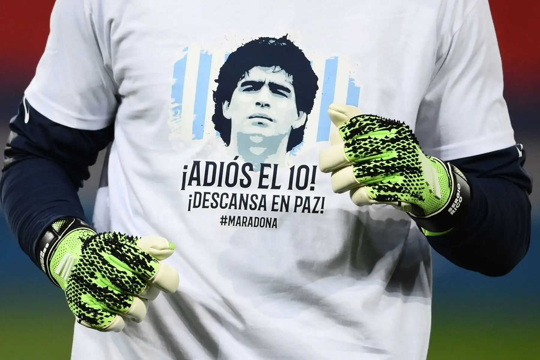 Un jugador viste una camiseta que dice "¡Adiós número 10! Descansa en paz" con un retrato de Diego Maradona para rendir homenaje a la leyenda del fútbol argentino antes del partido de fútbol francés L1 entre Paris Saint-Germain (PSG) y Girondins de Bordeaux. Foto: AFP