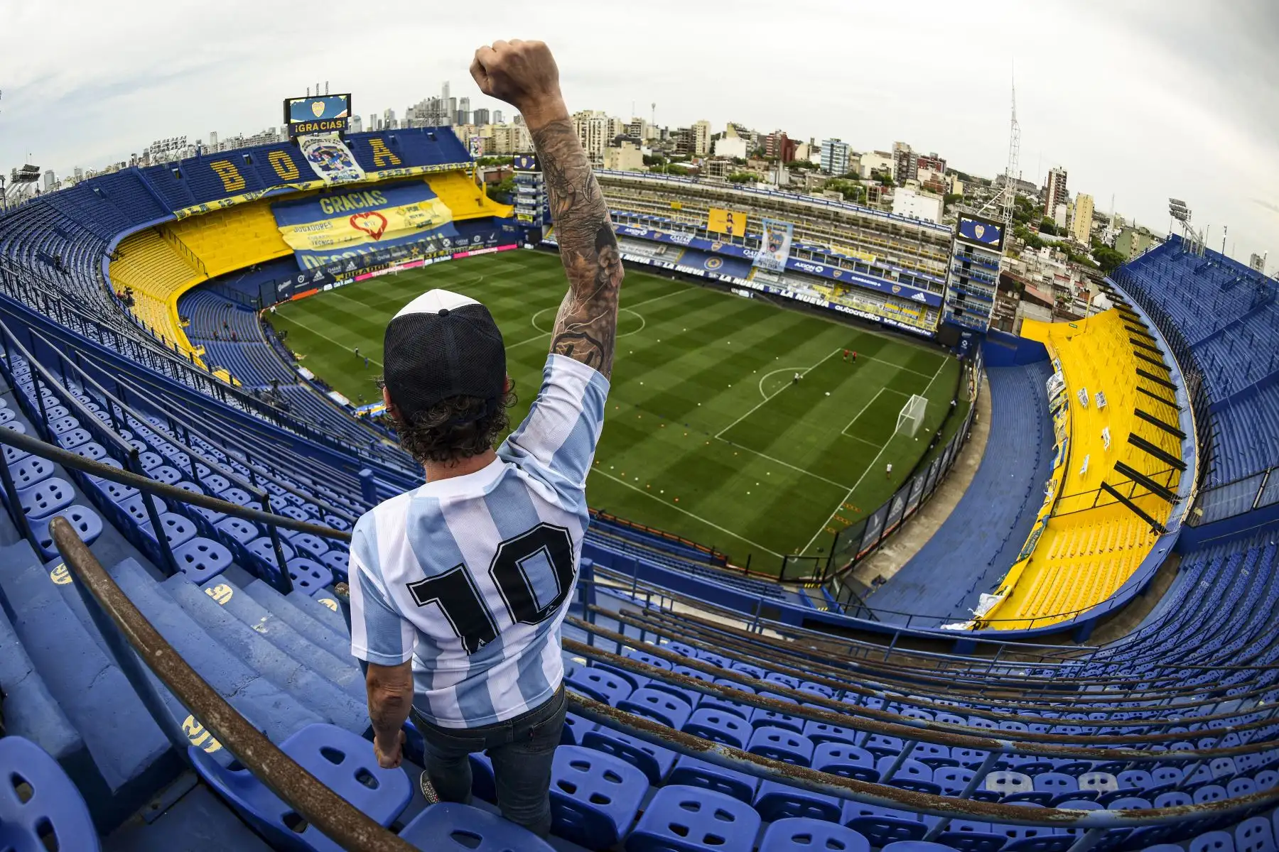 Un fanático de la leyenda del fútbol argentino Diego Maradona posa antes del partido de fútbol Copa Diego Maradona 2020 entre Boca Juniors y Newell
