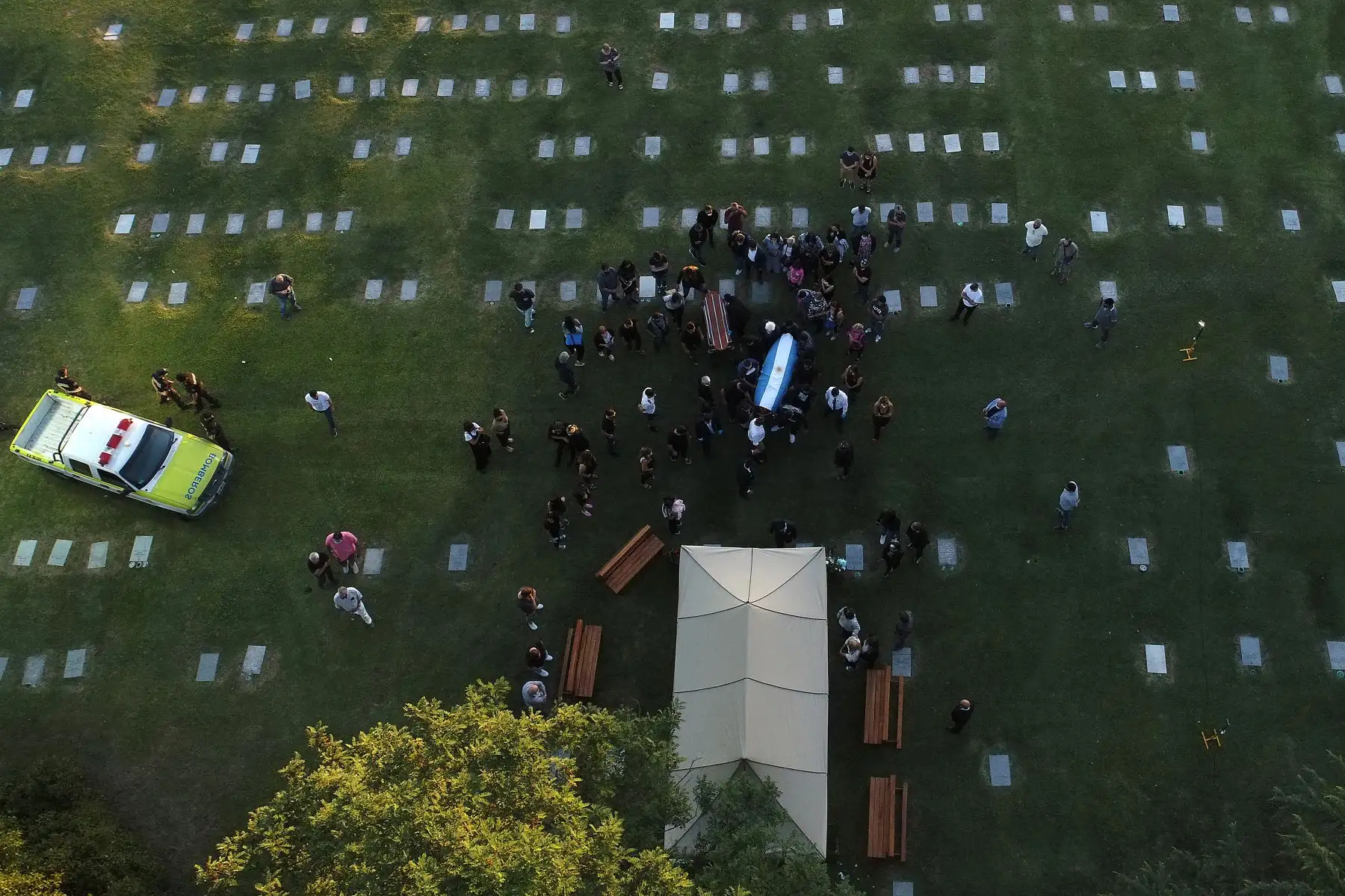 Vista aérea del entierro de la leyenda del fútbol argentino Diego Armando Maradona en el cementerio Jardín Bella Vista, en la provincia de Buenos Aires, el 26 de noviembre de 2020. Foto: AFP